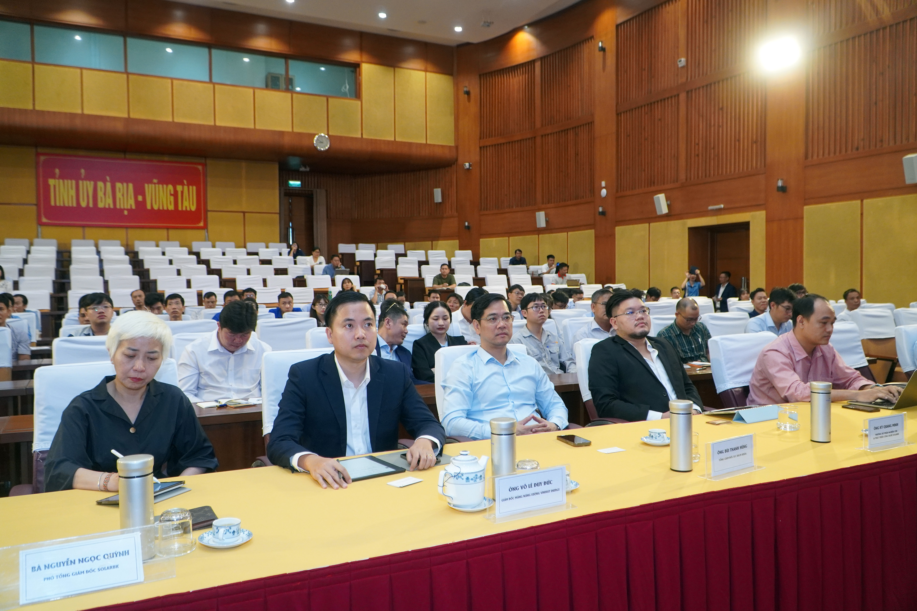 Đại diện các chuyên gia, DN tham dự hội thảo.
