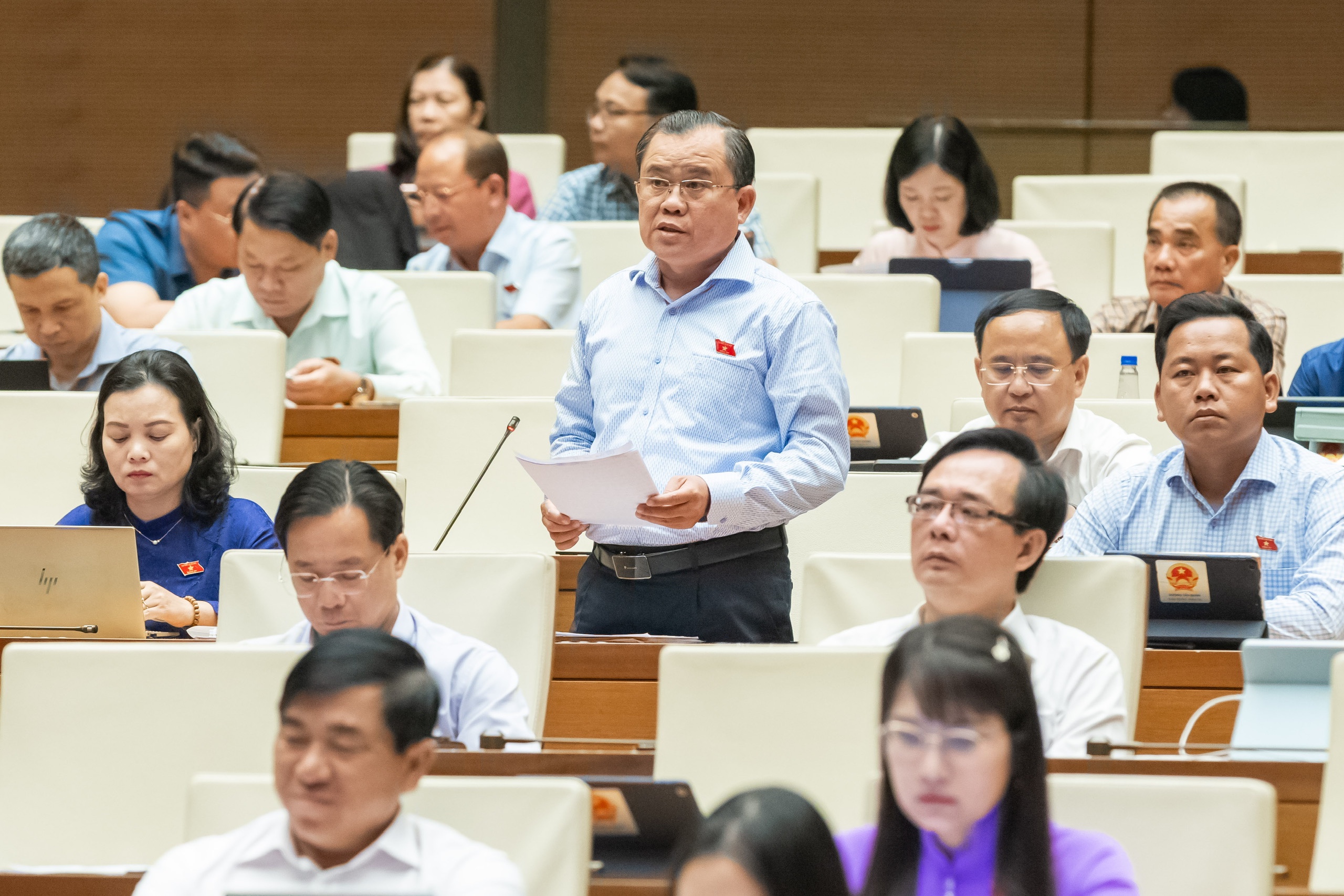 Đại biểu Nguyễn Tâm Hùng, Đại tá - Ủy viên Ủy ban Quốc phòng, An ninh và Đối ngoại của Quốc hội phát biểu thảo luận Luật Nhà giáo. 