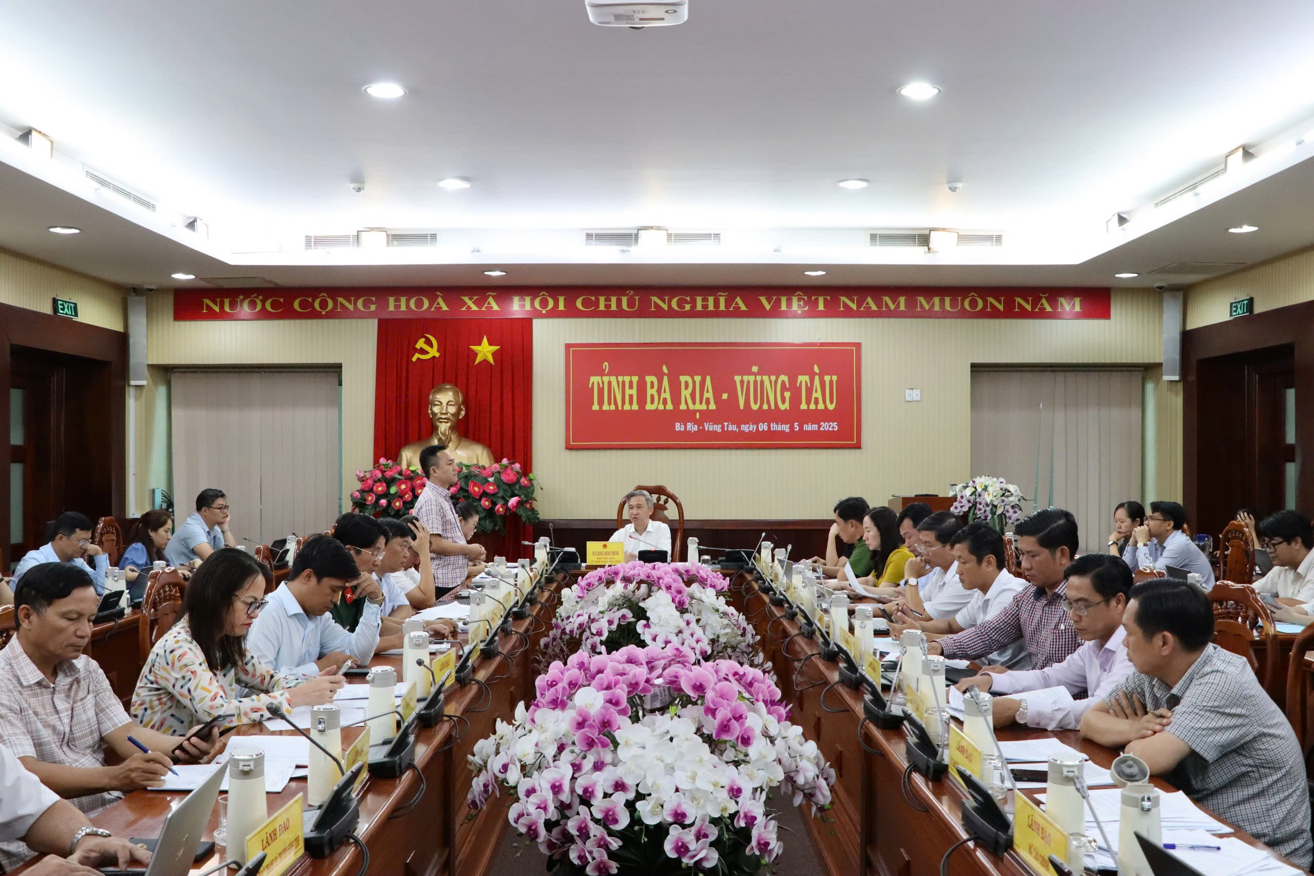 Ông Phạm Huỳnh Quang Hiếu, Phó Giám đốc Sở KH-CN báo cáo tại cuộc họp.
