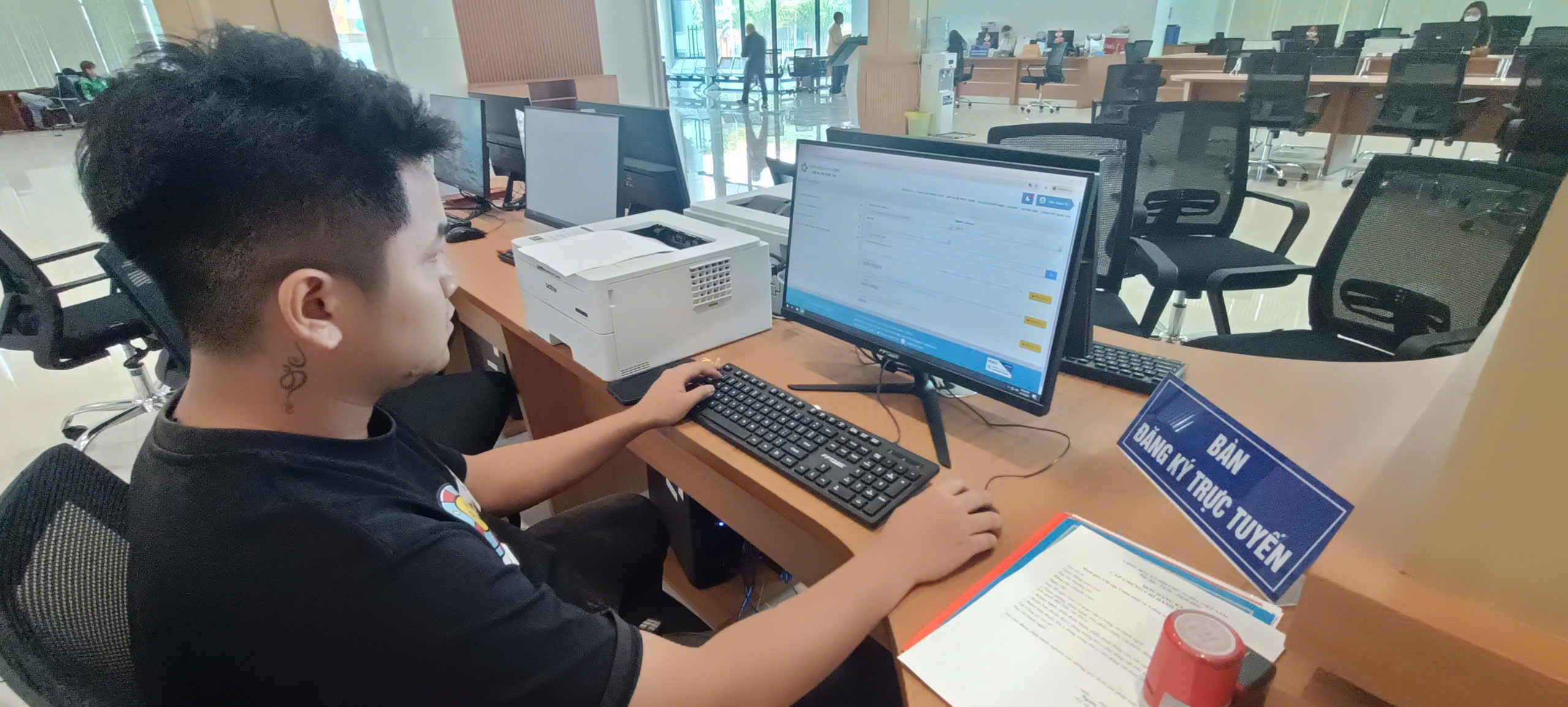 Ông Trần Thanh Tú (TP.Bà Rịa) thực hiện thủ tục trực tuyến xin cấp lại chứng chỉ hành nghề thú y trên cổng dịch vụ công tại Trung tâm phục vụ hành chính công của tỉnh.