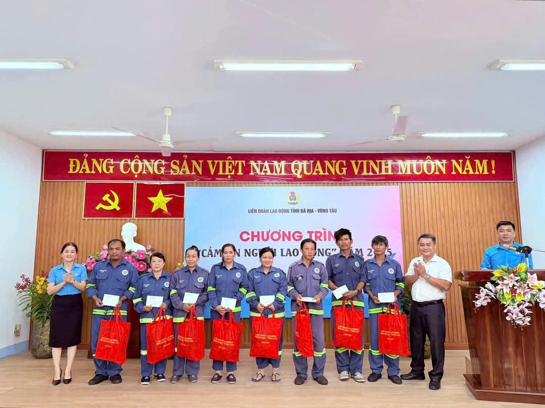 Bà Phạm Thu Hường, Phó Chủ tịch LĐLĐ tỉnh và đại diện Công ty CP Dịch vụ Đô thị Bà Rịa tặng quà tri ân NLĐ.