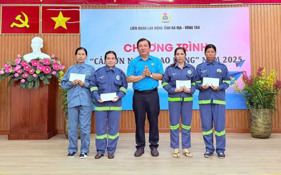 Ông Trần Kim Vĩnh Lộc, Chủ tịch LĐLĐ TP. Bà Rịa tặng quà cho NLĐ Công ty CP Dịch vụ Đô thị Bà Rịa.