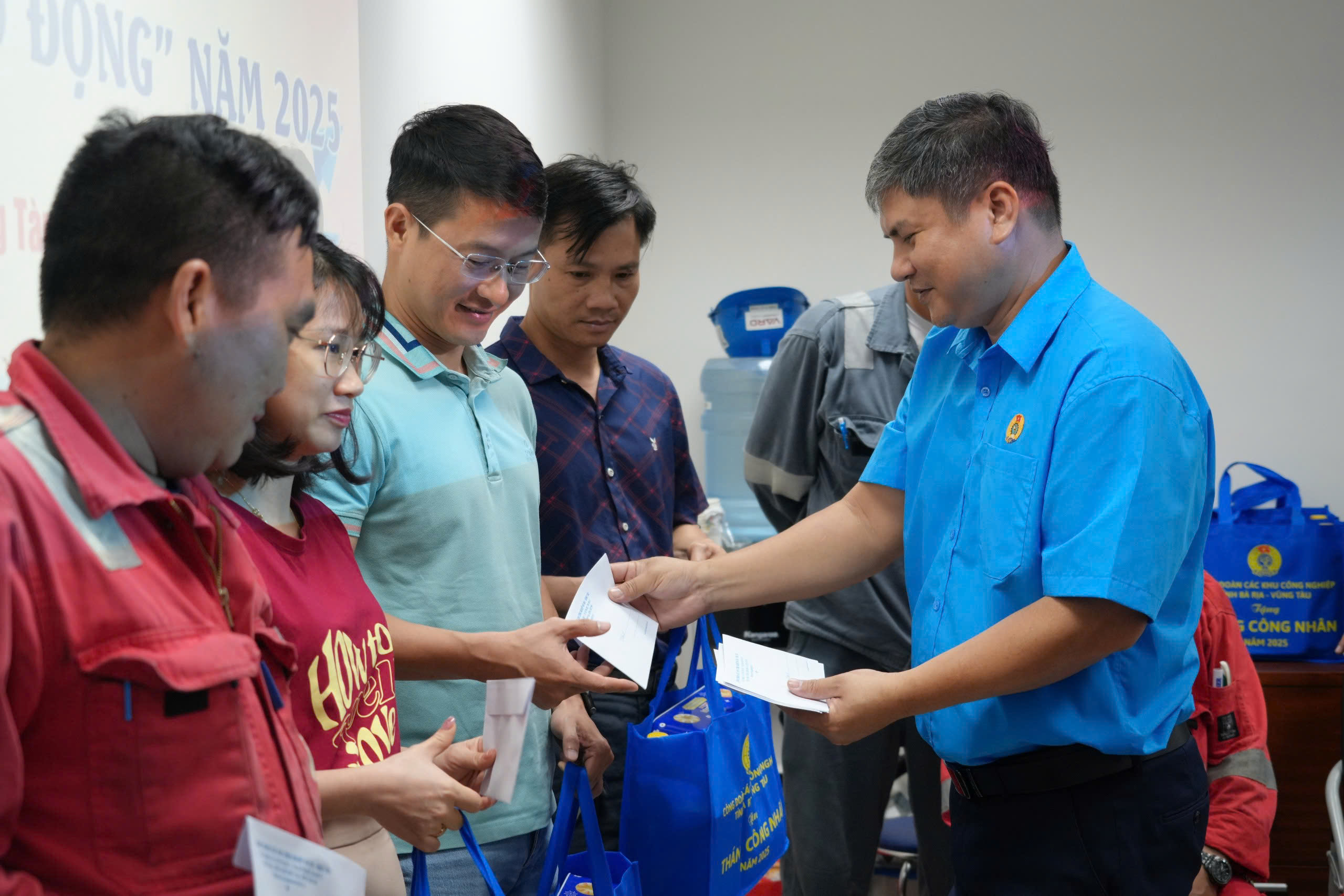 Ông Trần Kim Vĩnh Lộc, Chủ tịch LĐLĐ TP. Bà Rịa tặng quà cho NLĐ Công ty CP Dịch vụ Đô thị Bà Rịa.