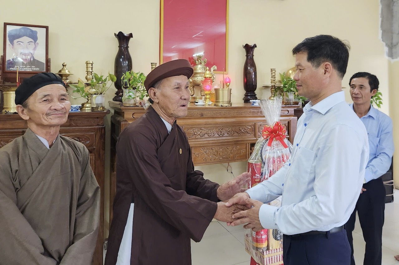 Ông Lê Thanh Liêm, Chủ tịch UBND huyện Châu Đức thăm, tặng quà Chùa Tây An Cổ Tích Tự, đạo Bửu Sơn Kỳ Hương xã Nghĩa Thành, huyện Châu Đức.