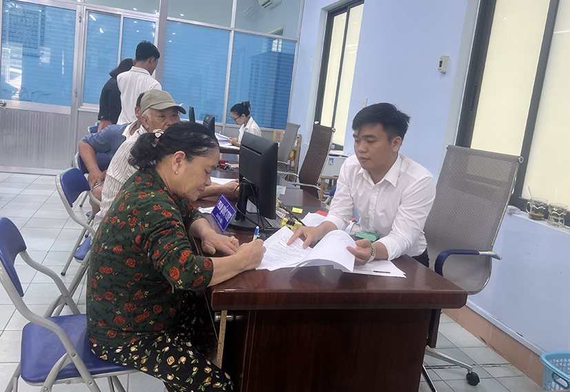 Người dân thực hiện thủ tục công chứng tại Phòng công chứng số 2 (P.Phước Hiệp. TP.Bà Rịa).