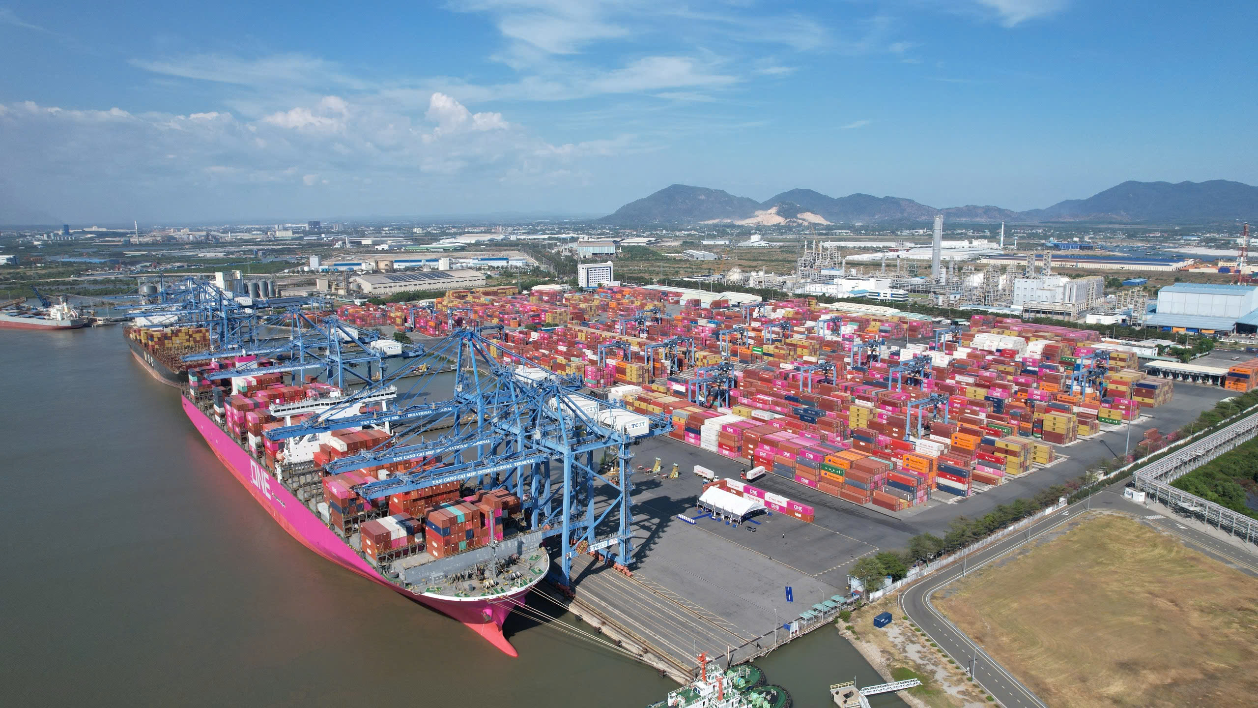 Cảng Cái Mép-Thị Vải giữ vai trò then chốt trong chuỗi cung ứng logistics khu vực phía Nam.  Trong ảnh: Cái Mép-Thị Vải nhìn từ cảng TCIT.