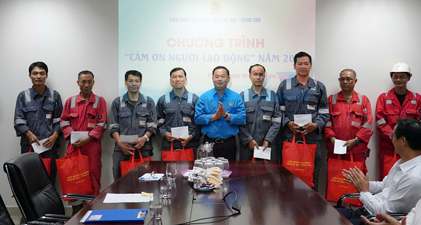 Ông Nguyễn Bá Hùng, Phó Chủ tịch LĐLĐ tỉnh tặng quà cảm ơn NLĐ Công ty TNHH Vard Vũng Tàu.
