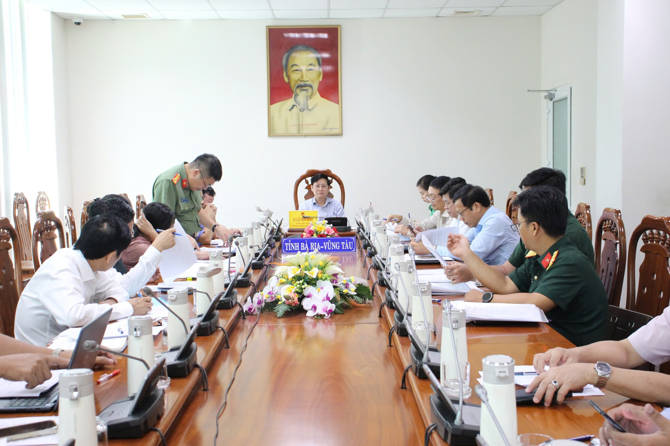 Ông Lê Ngọc Khánh, Phó Chủ tịch UBND tỉnh chủ trì  cuộc họp.