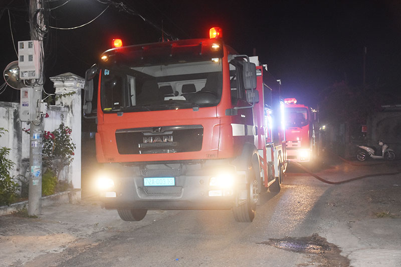 Xe chữa cháy đến hiện trường dập lửa. 