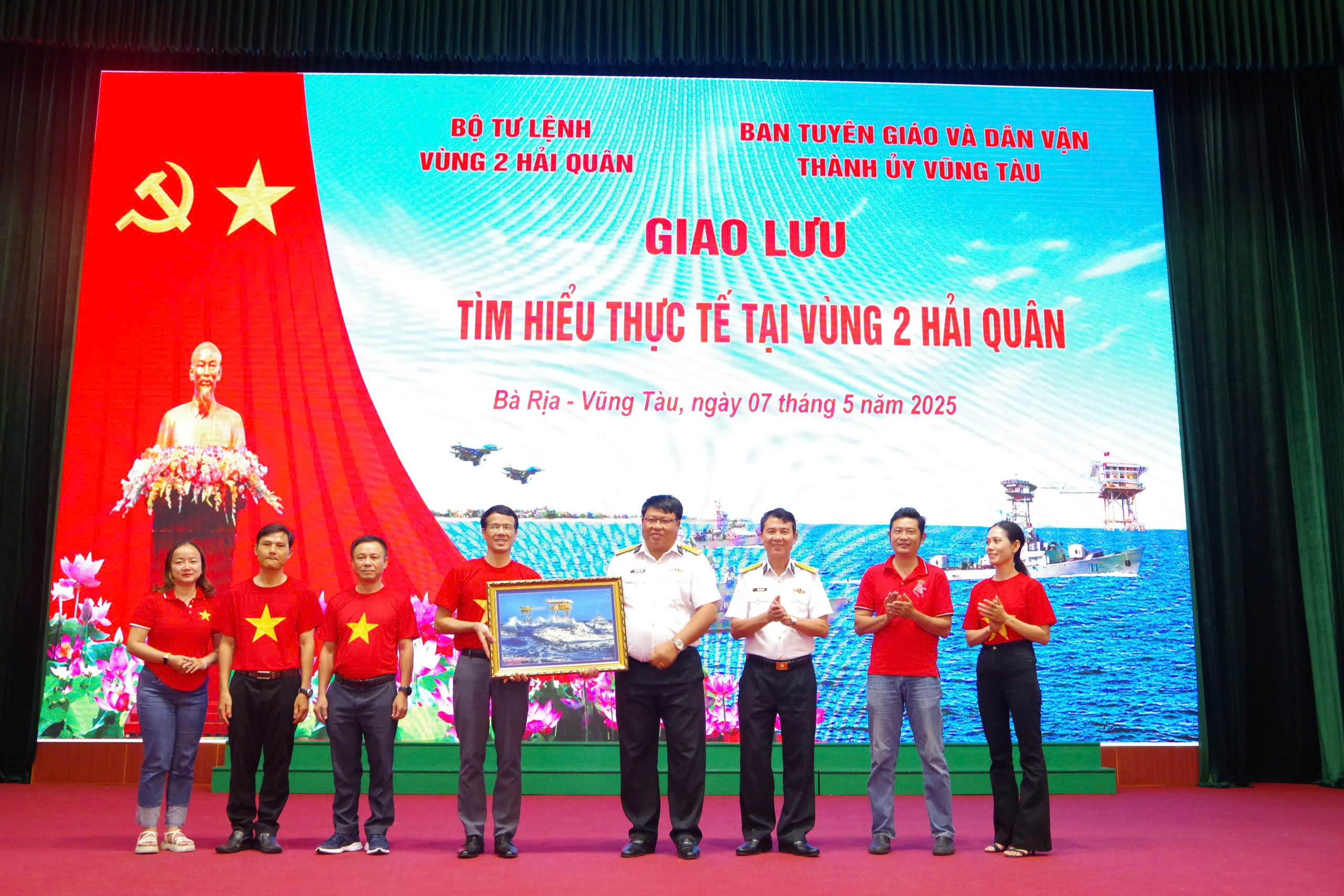 Phó Tư lệnh Vùng 2 Hải quân Triệu Thanh Tùng tặng bức tranh Nhà giàn cho cán bộ, học viên đến giao lưu, học tập thực tế tại đơn vị.