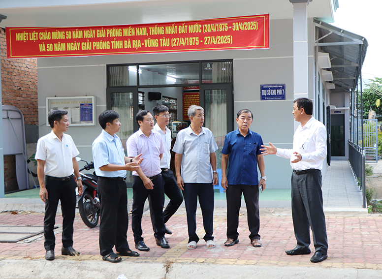 Các đại biểu khảo sát KP.7 phường Phước Hưng - là khu phố xây dựng điểm KDC tự quản “đoàn kết-đồng thuận-ấm no-hạnh phúc”
