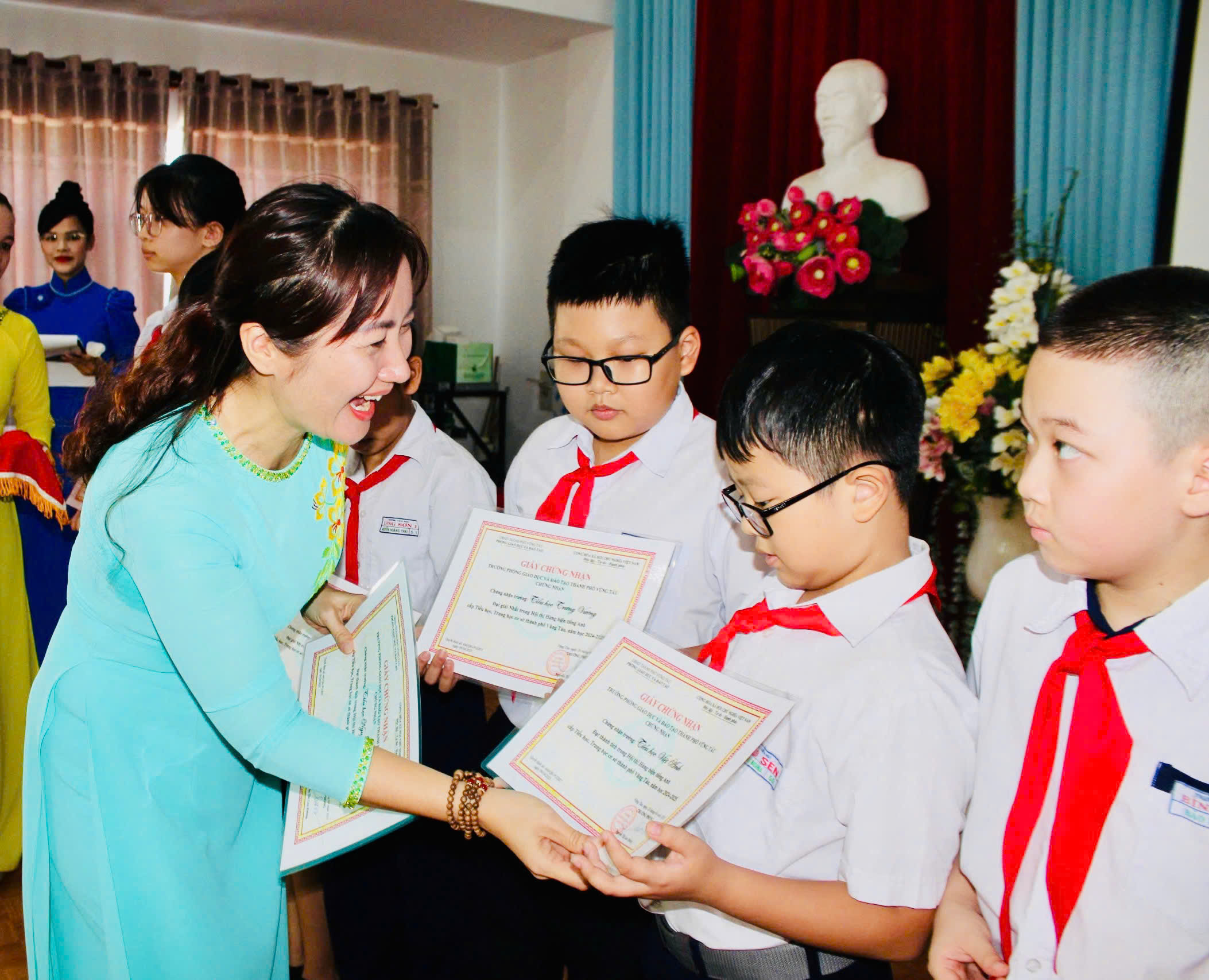 Đại diện Ban Tổ chức trao Giấy chứng nhận cho các thí sinh dự thi.