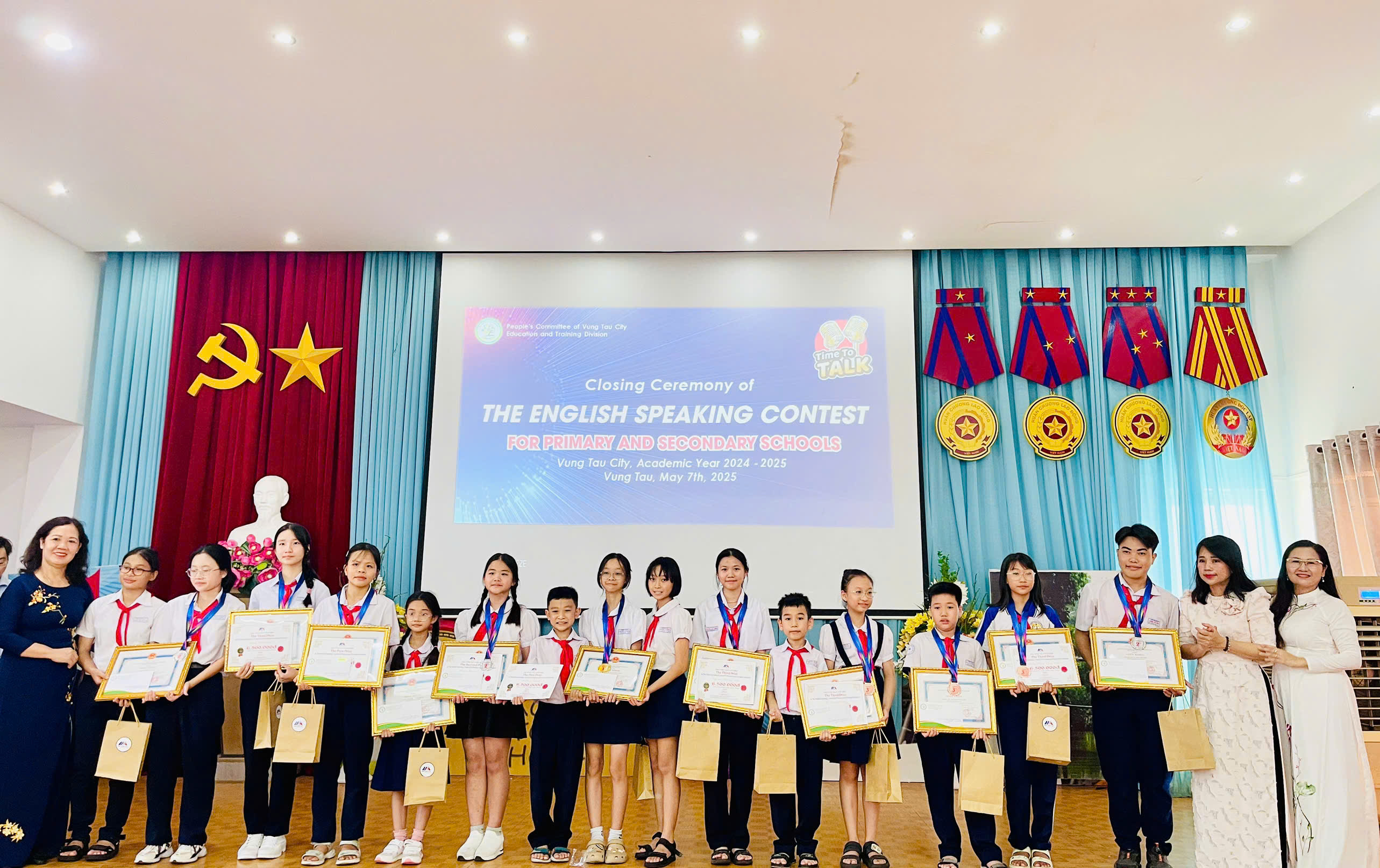 11 tập thể đạt thành tích xuất sắc được khen thưởng tại hội thi.