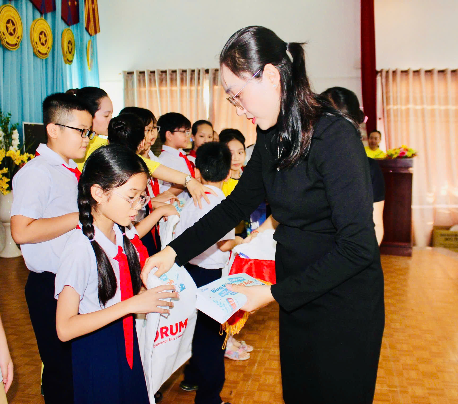Các đơn vị đồng hành trao quà cho thí sinh dự thi.