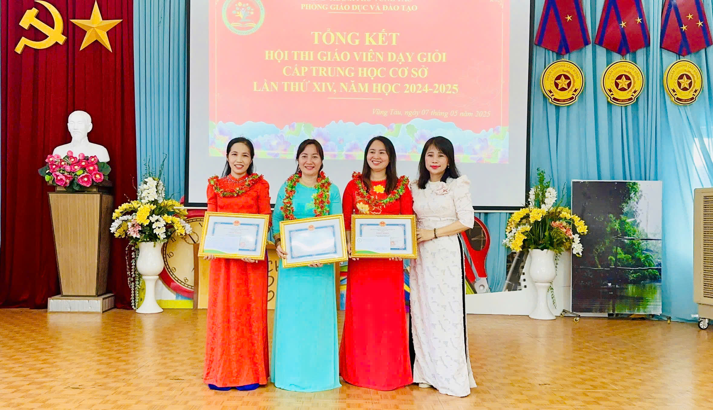 Bà Nguyễn Thị Mai Liên, Phó trưởng Phòng GD-ĐT TP.Vũng Tàu khen thưởng 3 tập thể đạt thành tích xuất sắc nhất hội thi.