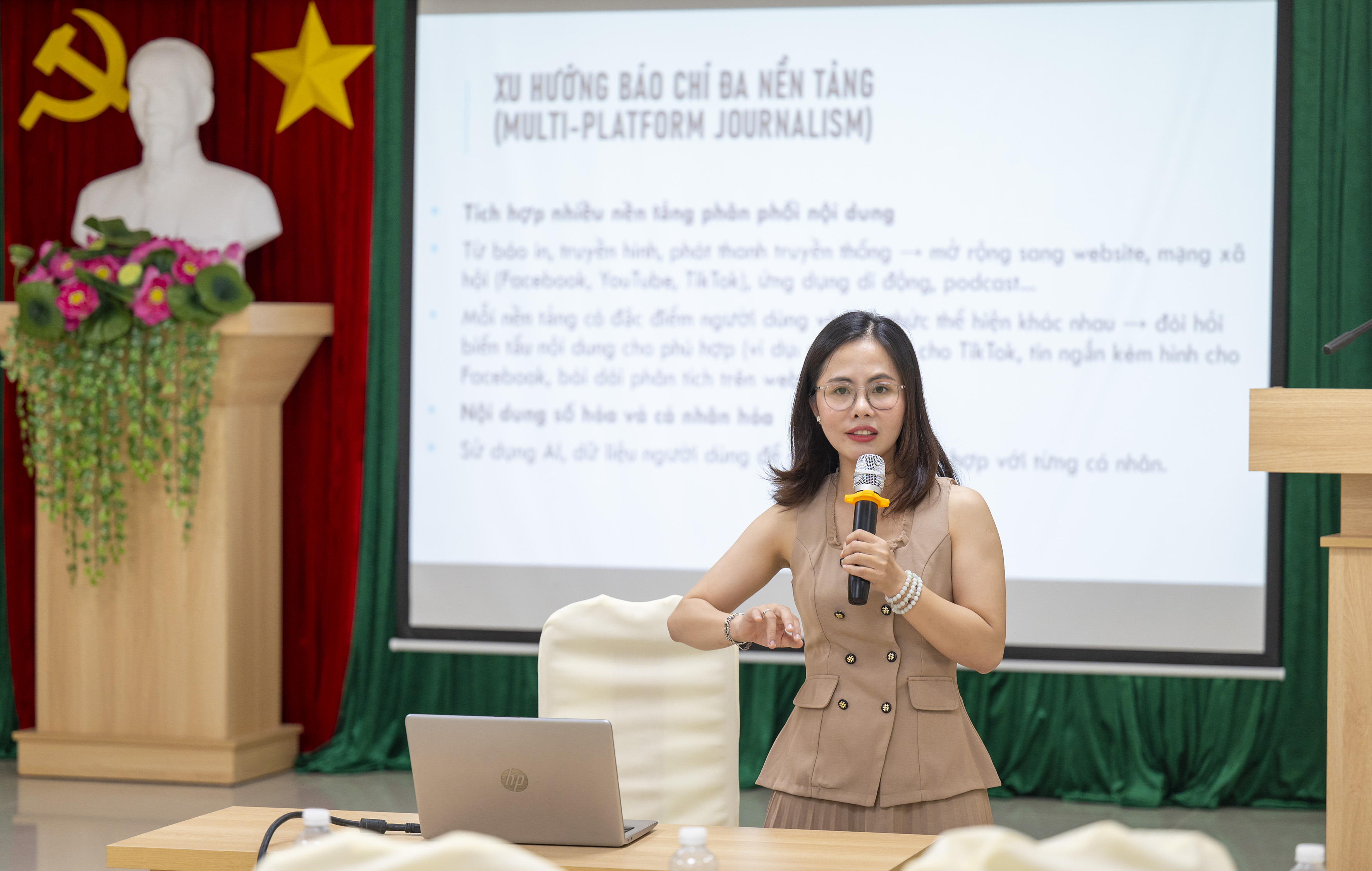 Giảng viên ngành Quan hệ công chúng trường Đại học quốc tế Hồng Bàng-Ths Nguyễn Ngọc Hạnh My truyền đạt chuyên đề “Chuyển đổi số báo chí và phát triển nội dung trên nền tảng số”.