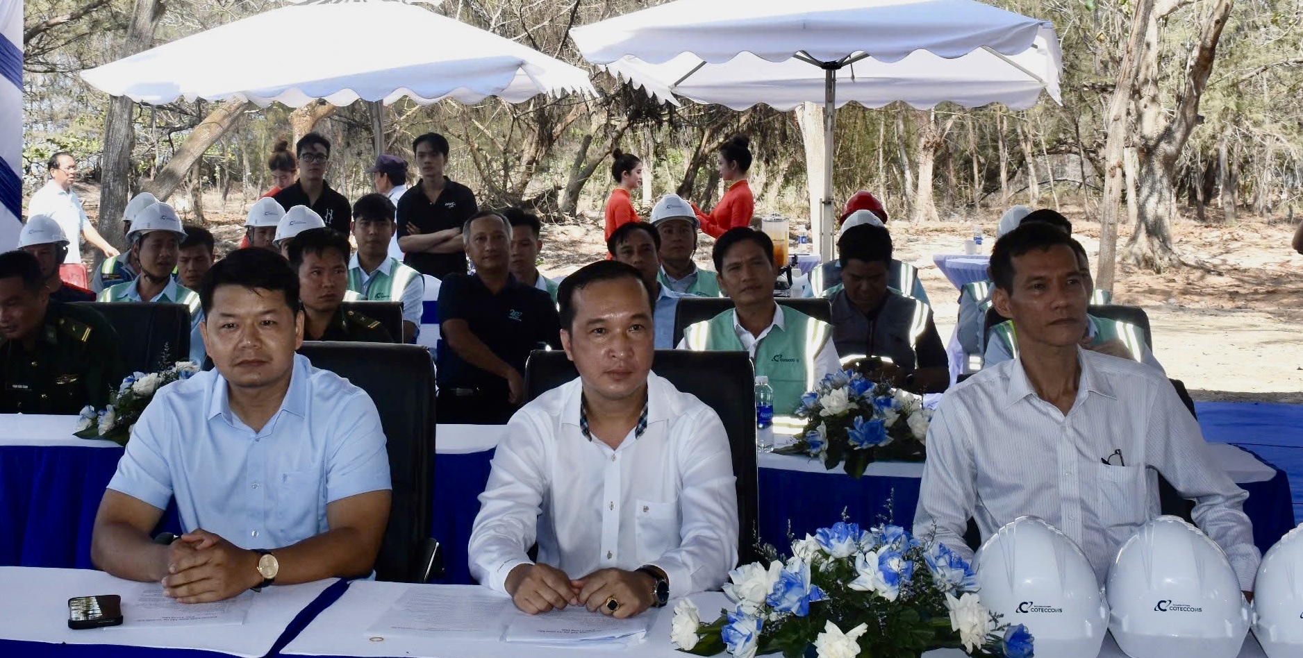 Các đại biểu đại diện địa phương, sở, ngành tham dự lễ động thổ