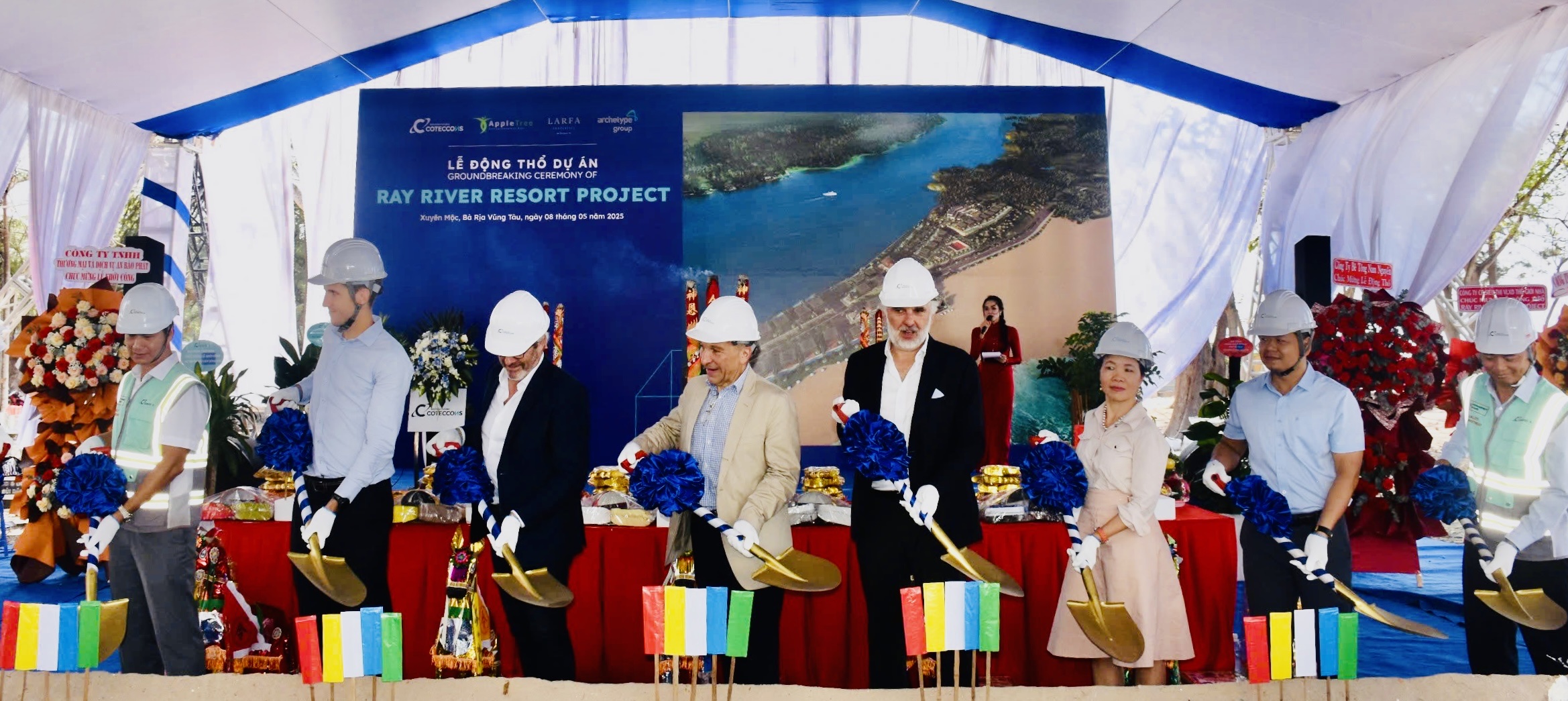 Các đại biểu, chủ đầu tư thực hiện nghi thức động thổ dự án KDL Sông Ray