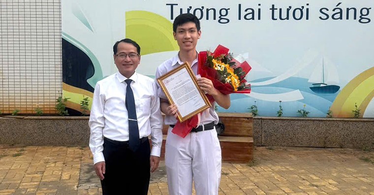 Em Phạm Đức Minh (bìa phải) là học sinh duy nhất của BR-VT được miễn thi tốt nghiệp THPT và ưu tiên xét tuyển. 