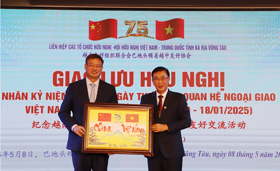 Ông Huỳnh Văn Danh, Chủ tịch Hội hữu nghị Việt Nam - Trung Quốc  tặng quà tới Tổng lãnh sự Trung Quốc tại TP.HCM.