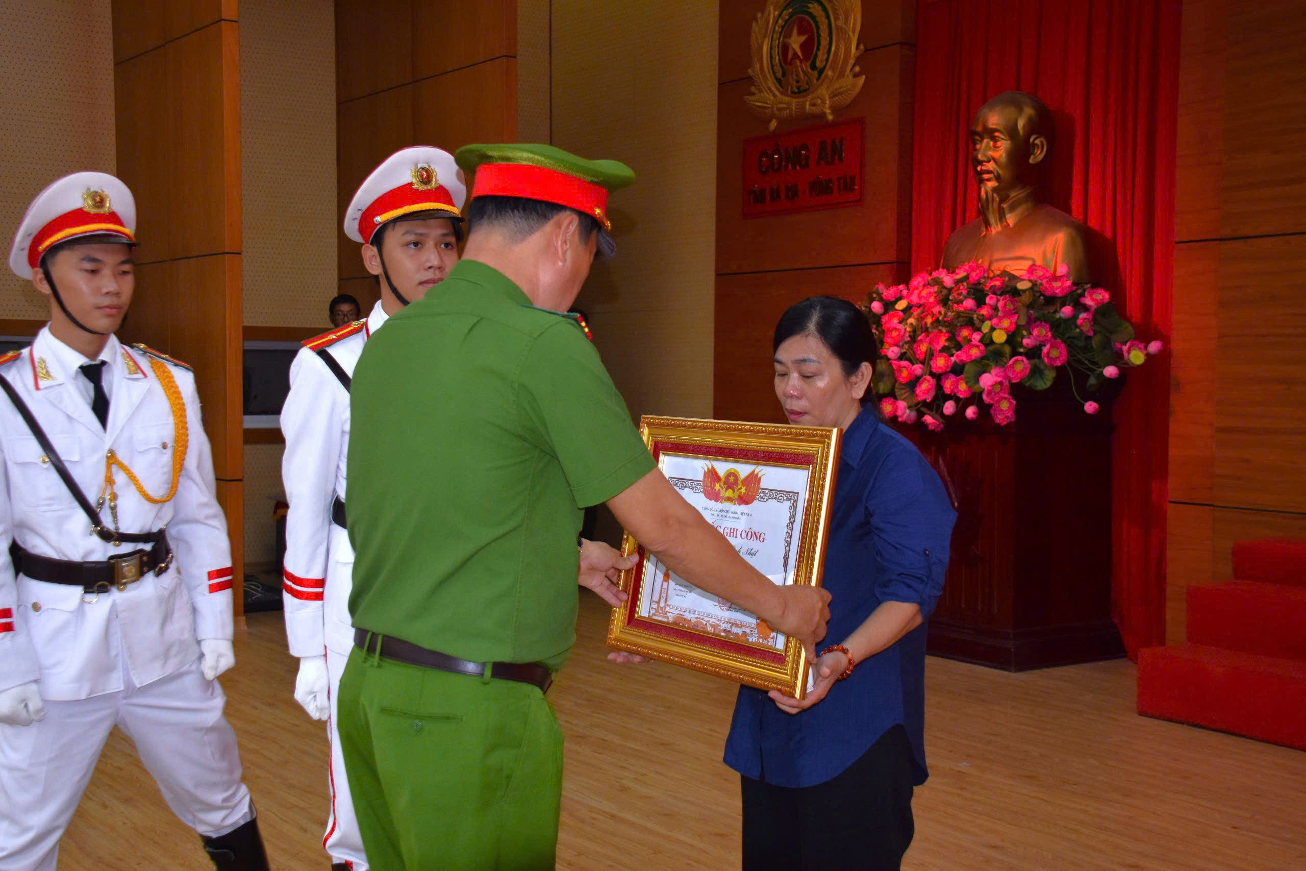 Thượng tá Trần Thanh Hiển, Phó Giám đốc Công an tỉnh cho biết, việc trao Bằng Tổ quốc ghi công cho thân nhân Liệt sĩ Nguyễn Ngọc Minh Nhật