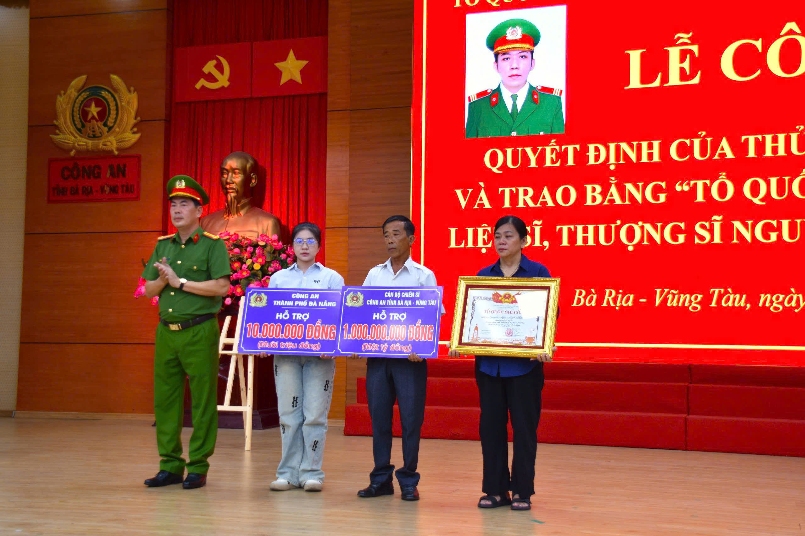 Thượng tá Trần Thanh Hiển, Phó Giám đốc Công an tỉnh cho biết, việc trao Bằng Tổ quốc ghi công cho thân nhân Liệt sĩ Nguyễn Ngọc Minh Nhật