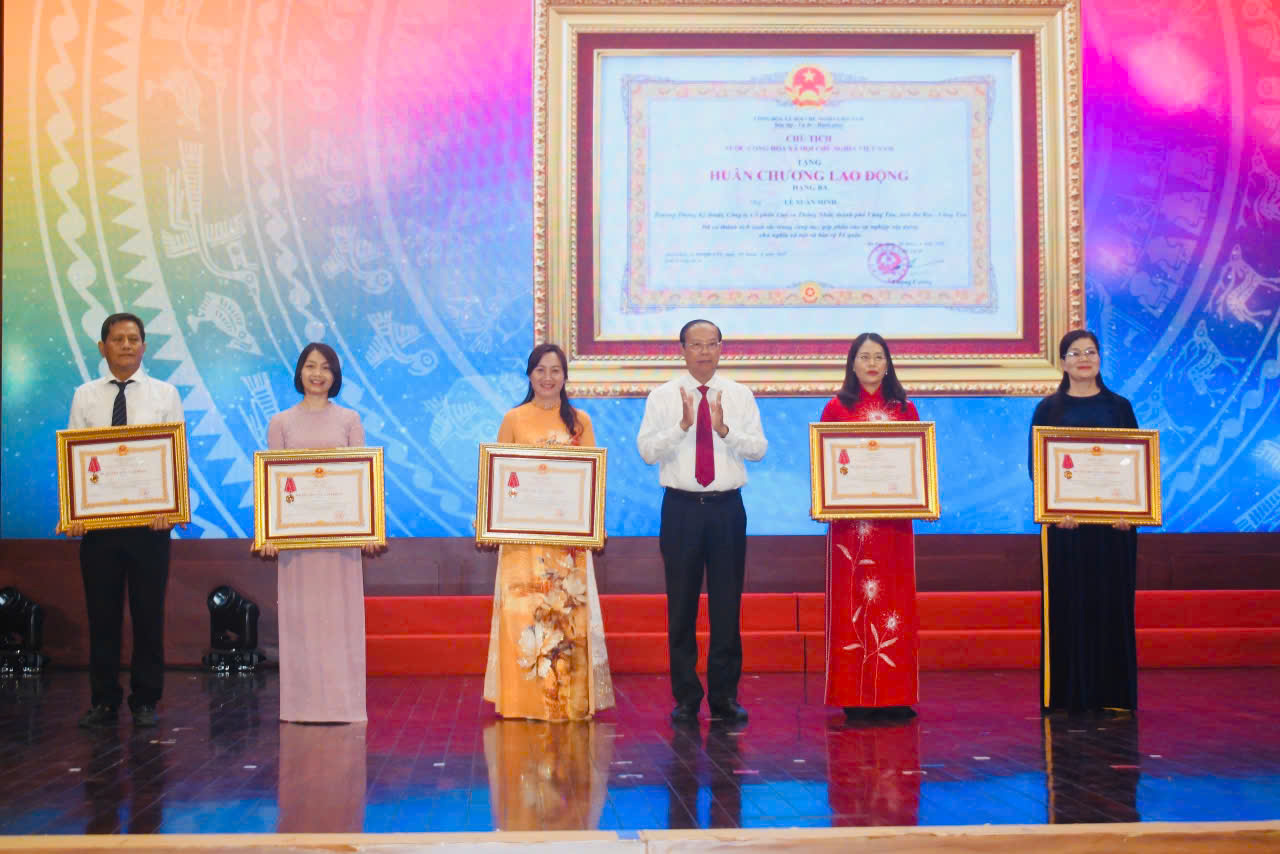 Chủ tịch UBND tỉnh Nguyễn Văn Thọ trao Huân chương Lao động đến các cá nhân.
