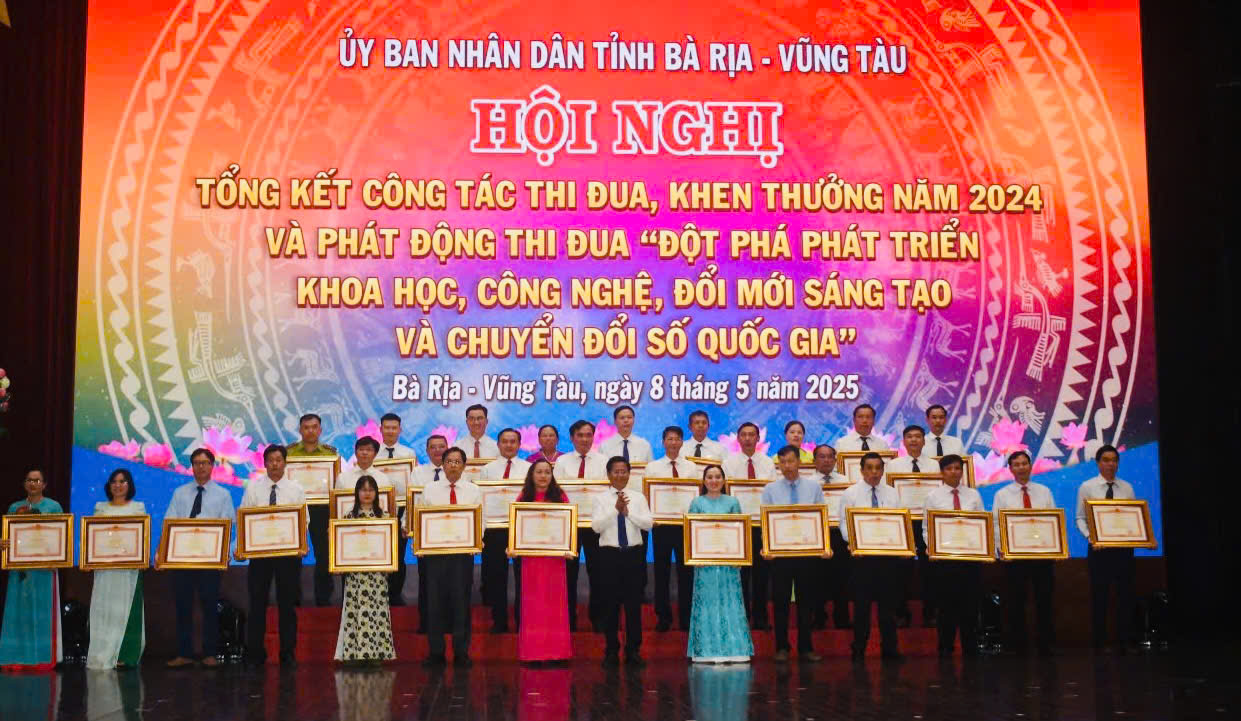 Ông Bùi Chí Thành, Trưởng Ban Tuyên giáo và Dân vận Tỉnh ủy trao Bằng khen của Thủ tướng Chính phủ đến các cá nhân.