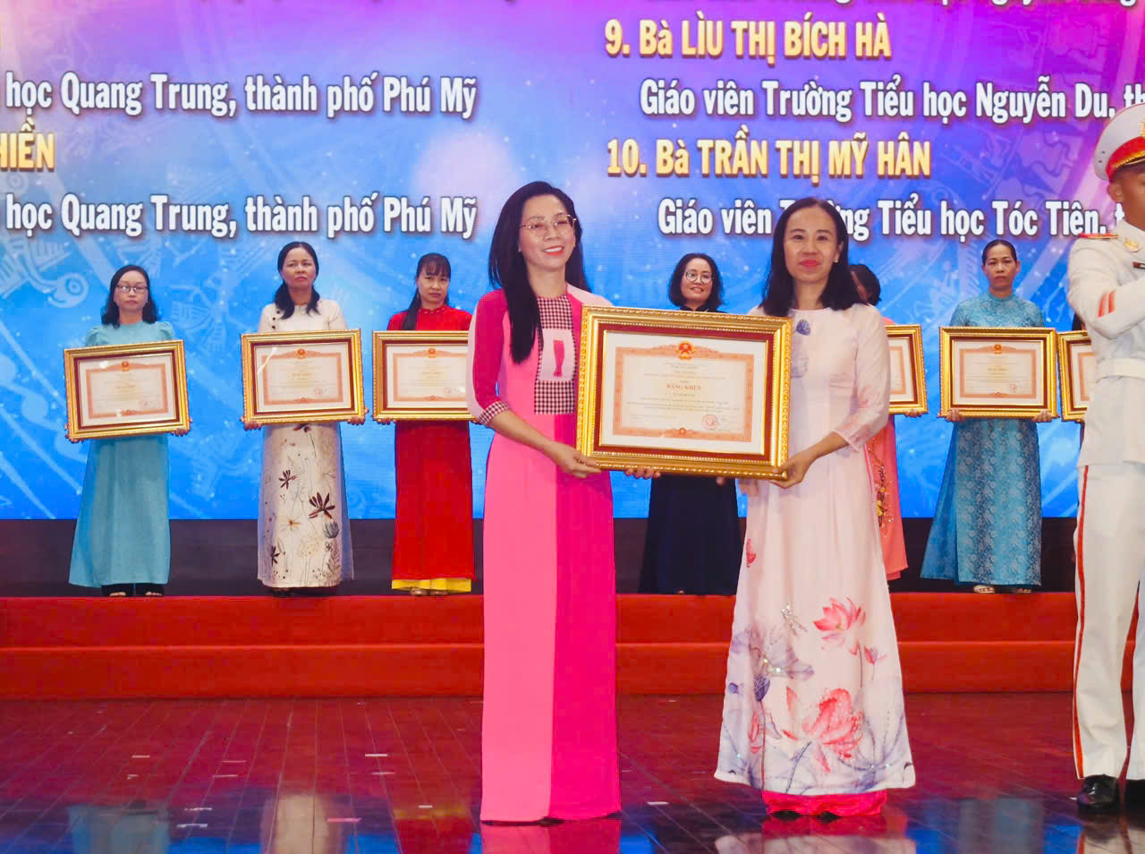 Bà Võ Ngọc Thanh Trúc, Chủ tịch Ủy Ban MTTQ Việt Nam tỉnh trao Bằng khen Thủ tướng đến các cá nhân.