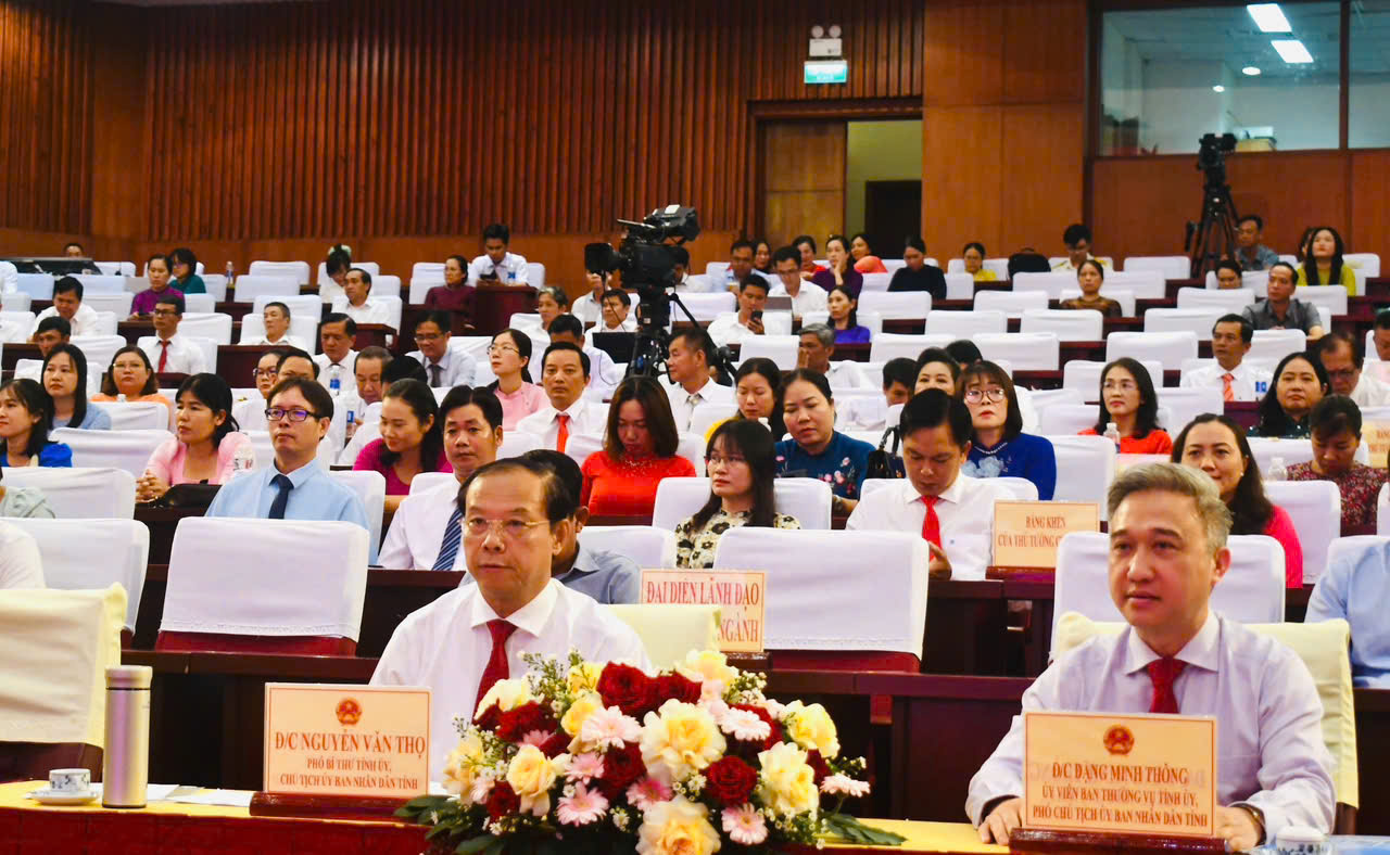 Các đại biểu tham dự hội nghị.
