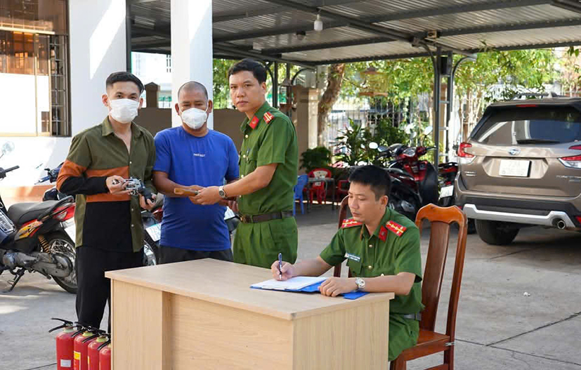Công an phường 3 (TP.Vũng Tàu) tiếp nhận vũ khí thô sơ mà người dân giao nộp.