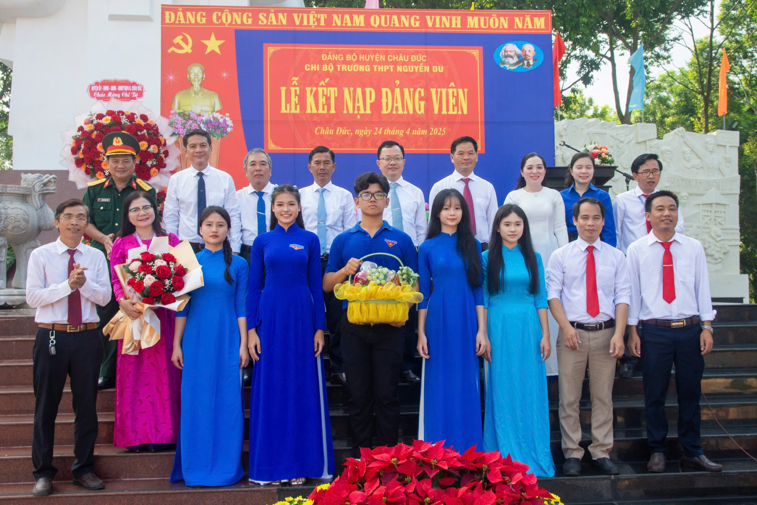 5 HS ưu tú Trường THPT Nguyễn Du, huyện Châu Đức được kết nạp Đảng bên tượng đài Chiến thắng Bình Giã.