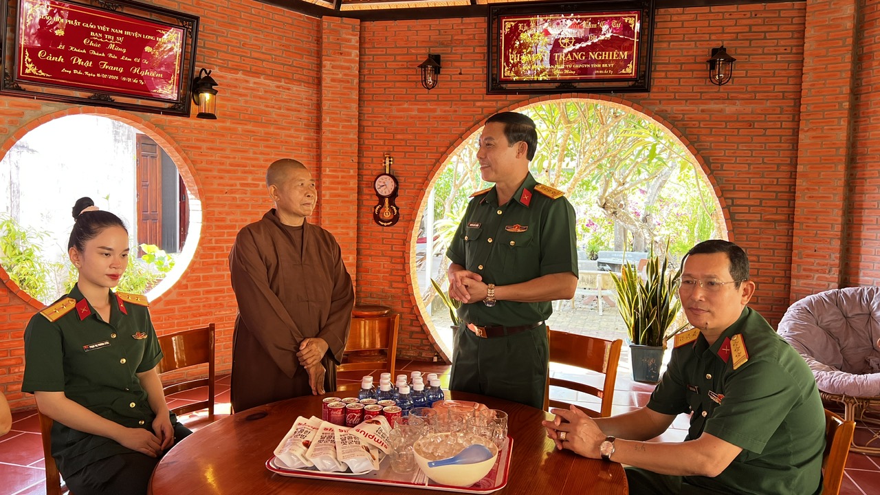 Đoàn công tác Bộ CHQS tỉnh thăm, tặng quà các cơ sở tôn giáo trên địa bàn tỉnh.