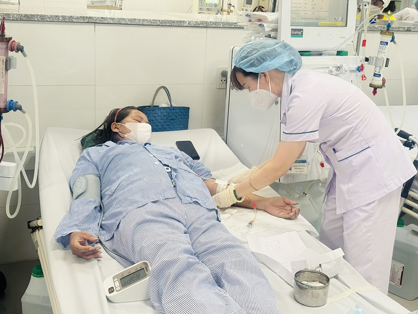 Dự án đầu tư mở rộng Bệnh viện Vũng Tàu sẽ nâng cao hiệu quả hoạt động của bệnh viện, tránh tình trạng quá tải như hiện nay. Trong ảnh: Bệnh nhân đang được lọc máu tại Phòng chạy thận nhân tạo.