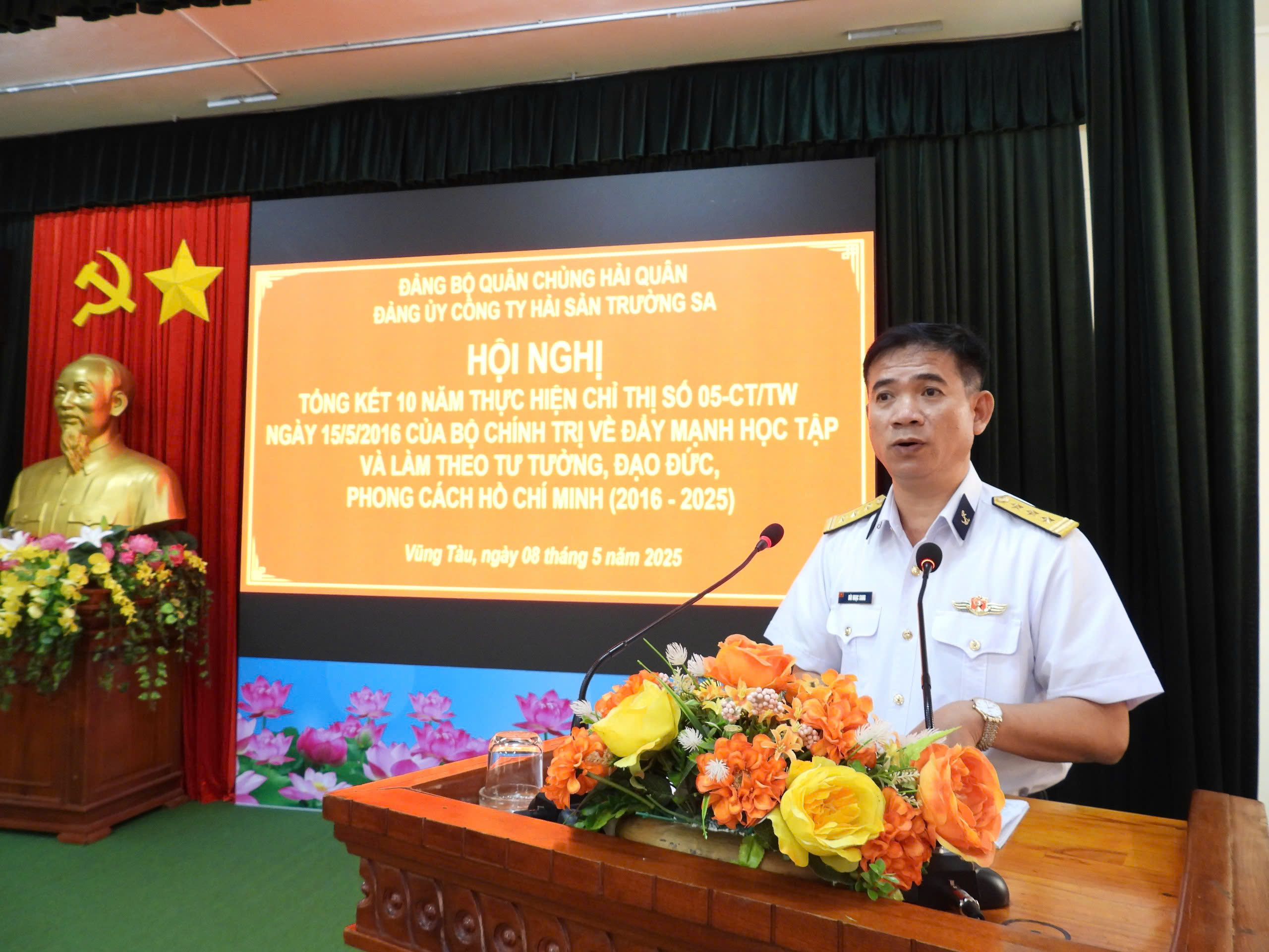 Thượng tá Bùi Ngọc Sang, Bí thư Đảng ủy, Chính ủy Hải đoàn dự và phát biểu tại hội nghị.
