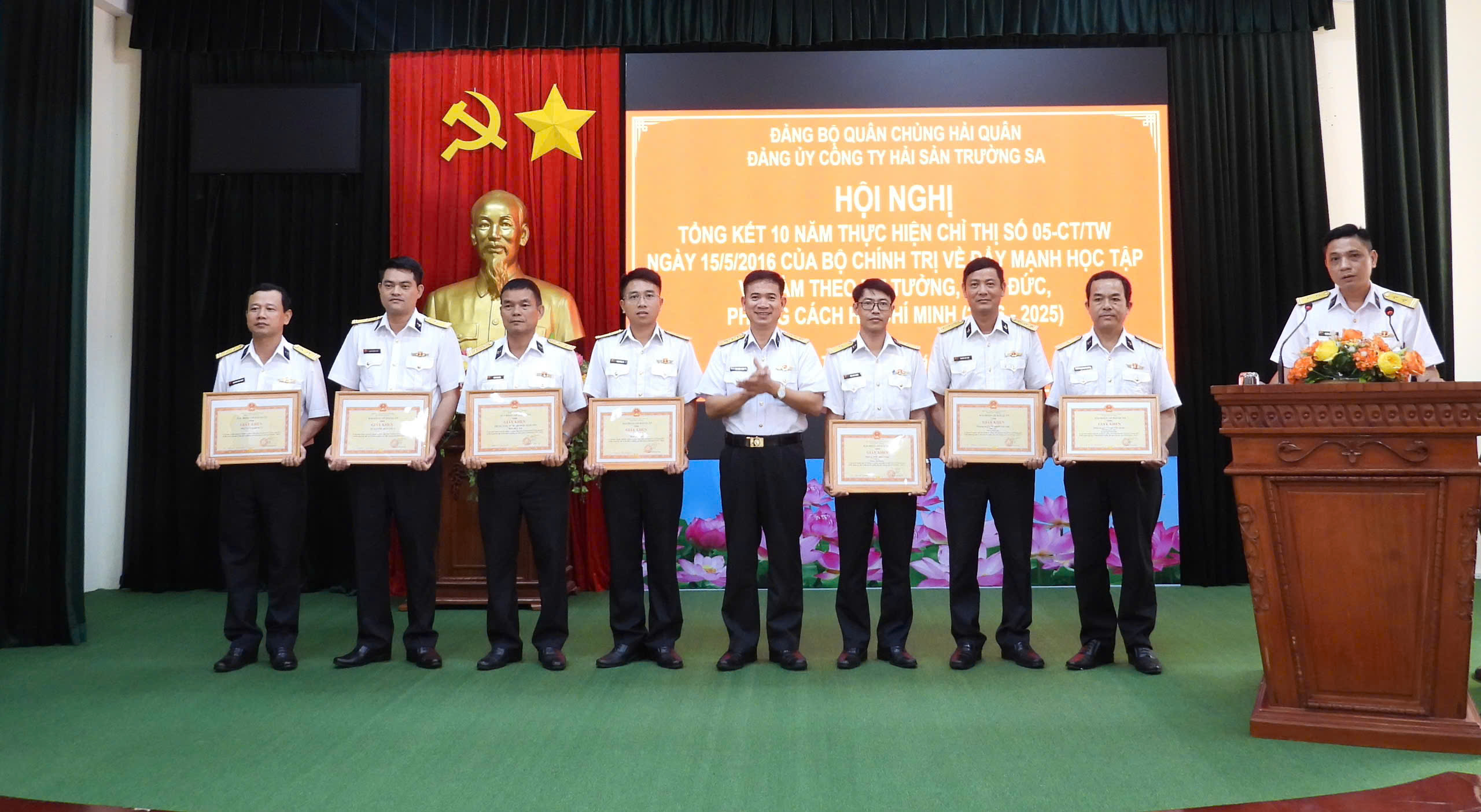 Hải đoàn 129 khen thưởng cho các tập thể, cá nhân có thành tích xuất sắc trong thực hiện Chỉ thị số 05-CT/TW .