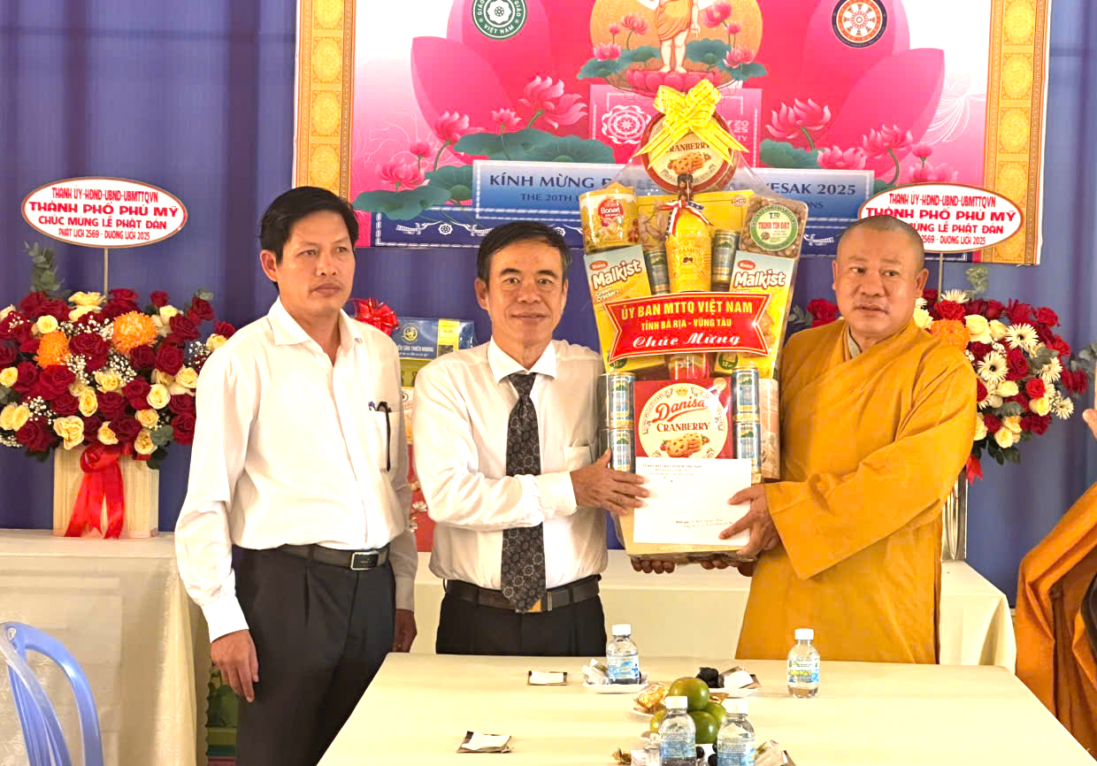 Ông Huỳnh Minh, Phó Chủ tịch UBMTTQ Việt Nam tỉnh tặng quà chúc mừng Thượng tọa Thích Nguyên Thái, Trưởng Ban Trị sự Giáo hội Phật giáo Việt Nam TP.Phú Mỹ