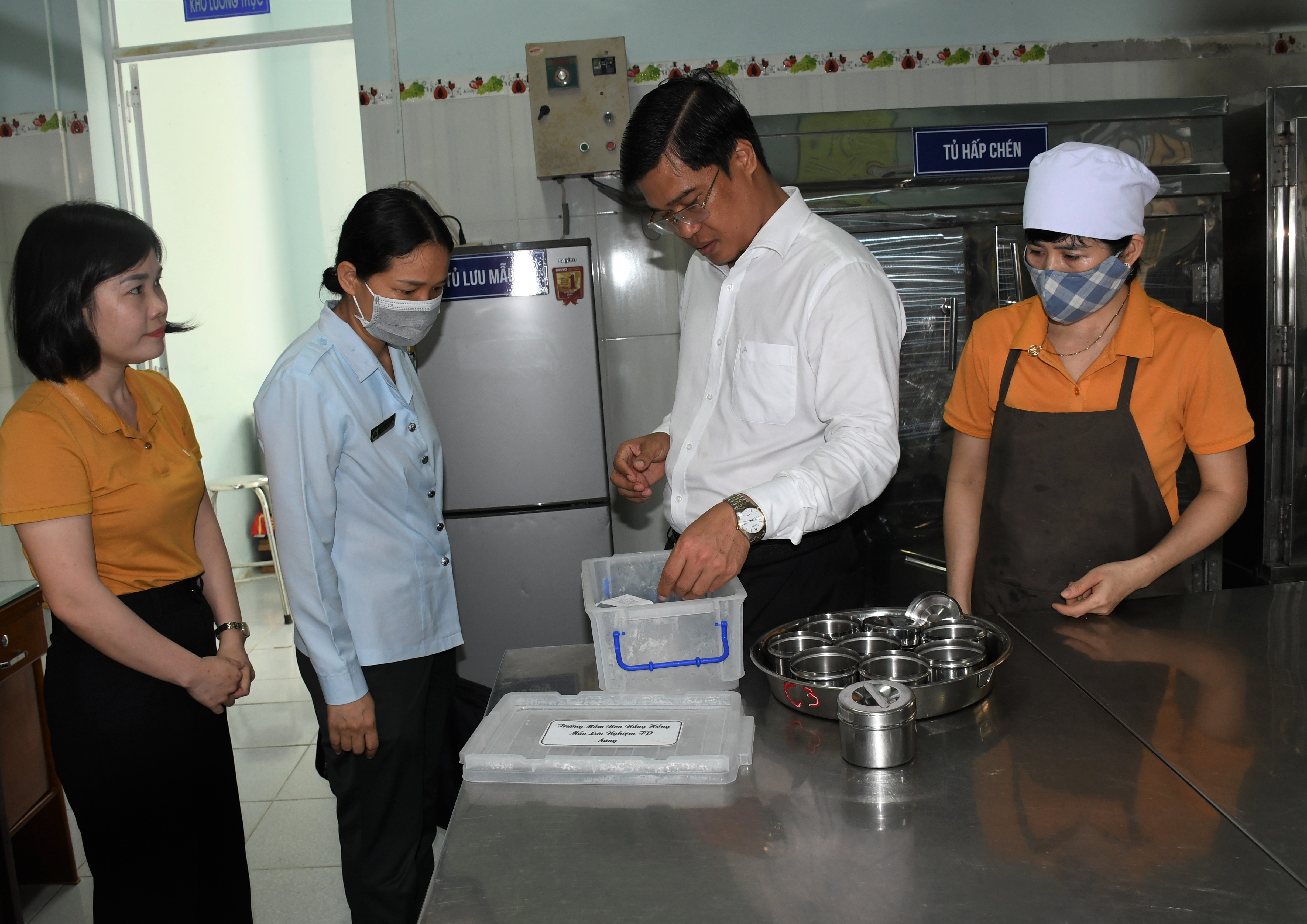 Sở Y tế kiểm tra việc lưu mẫu thực phẩm tại Bếp ăn Trường Mầm non Nắng Hồng (TP.Vũng Tàu).