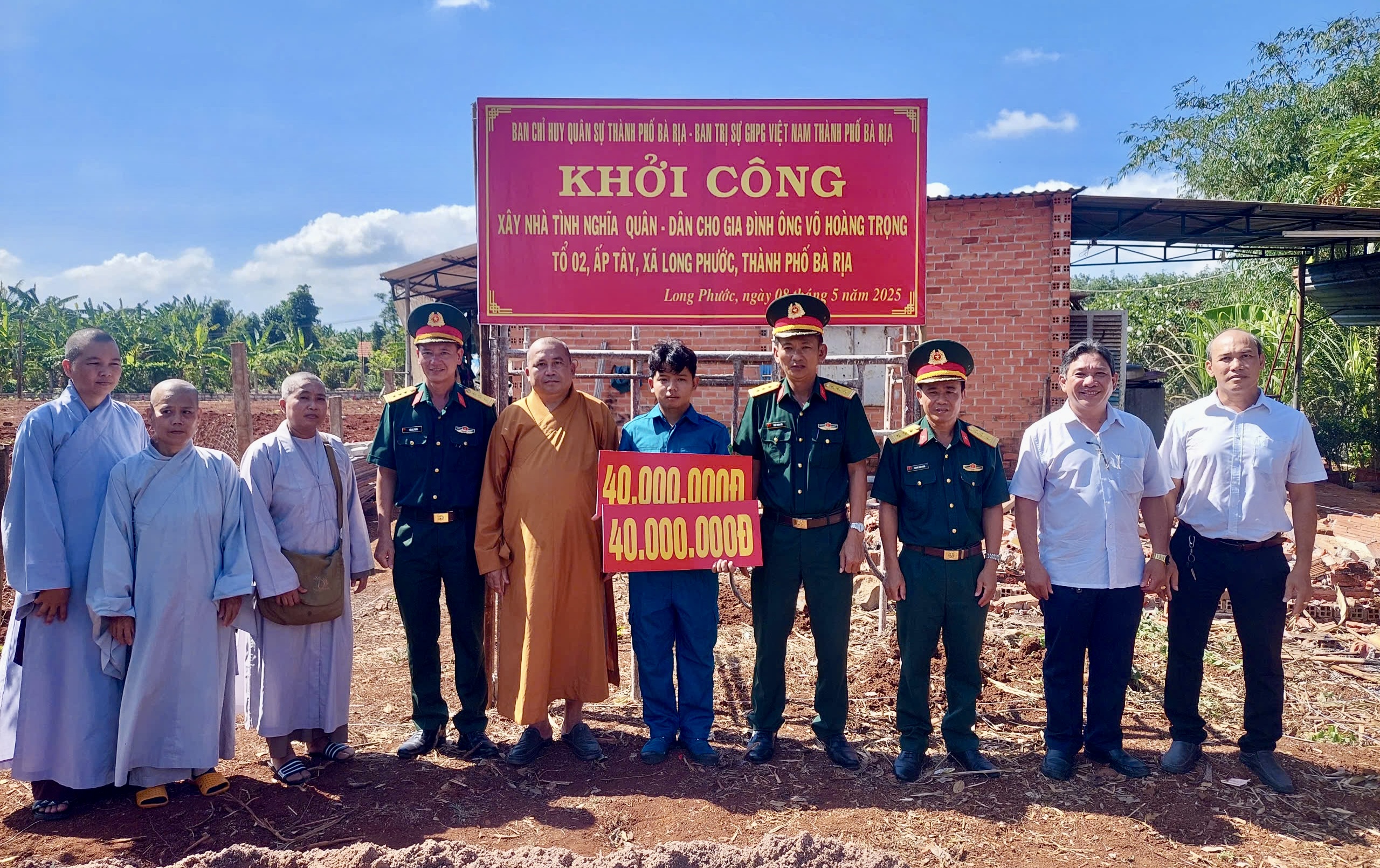 Ban CHQS TP. Bà Rịa và Ban trị sự Giáo hội phật giao Việt Nam TP. Bà Rịa trao bảng biểu trưng tiền hỗ trợ gia đình ông Võ Hoàng Trọng.