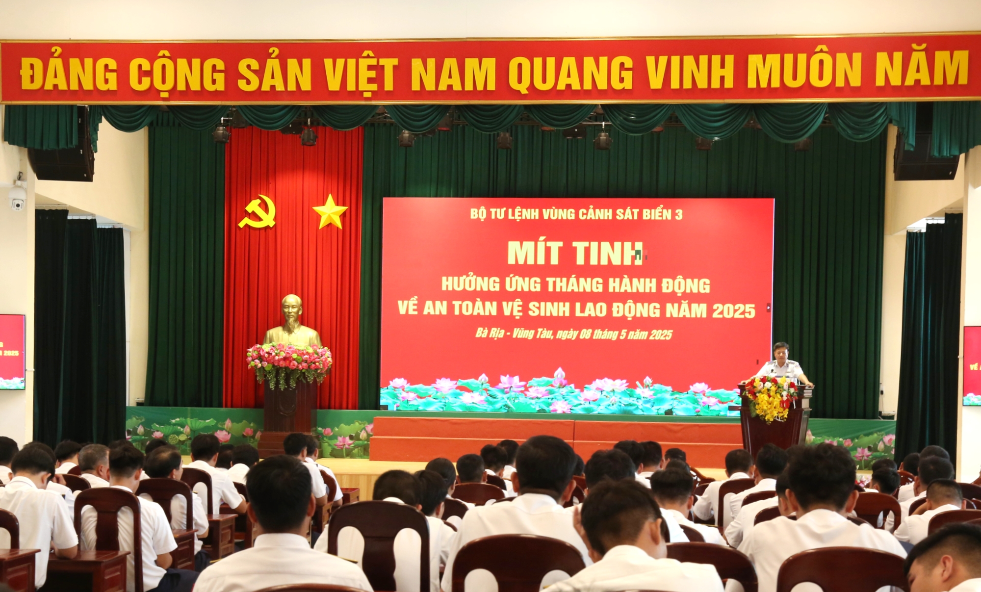 Quang cảnh lễ mít tinh.