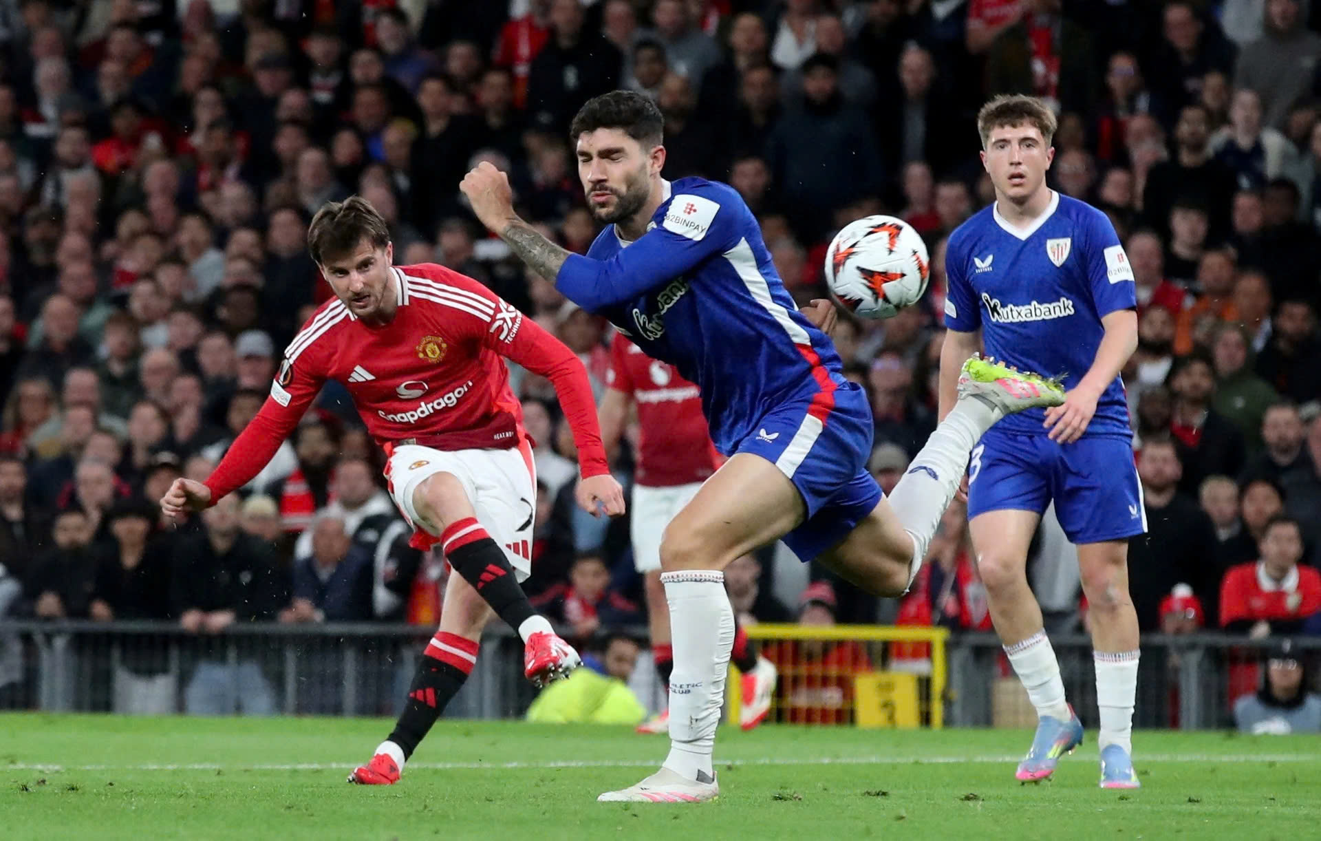 Mason Mount (trái) lập cú đúp trong chiến thắng 4-1 của Manchester United trước Bilbao.