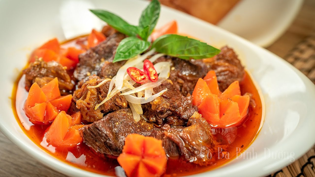 Món bò kho ăn kèm bánh mì quen thuộc trong bữa sáng.