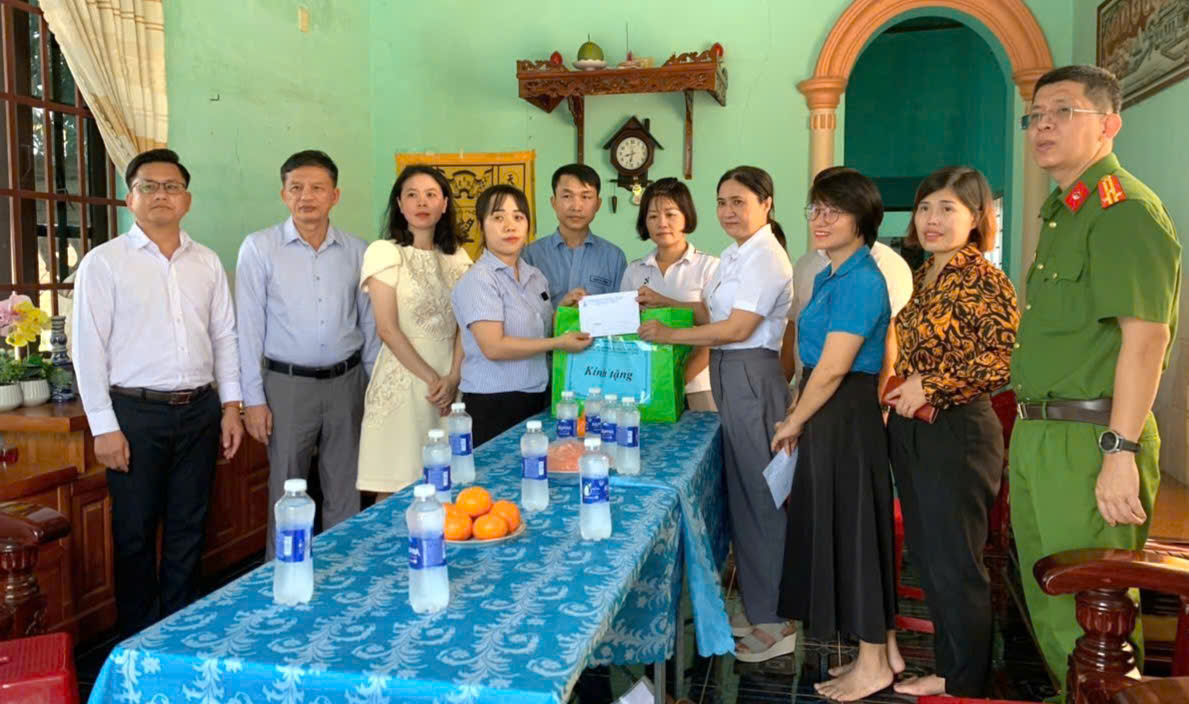 Bà Đinh Thị Trúc My, Phó Giám đốc Sở Nội vụ, Phó Chủ tịch Thường trực Hội đồng ATVSLĐ tỉnh, đến thăm và động viên các gia đình nạn nhân.