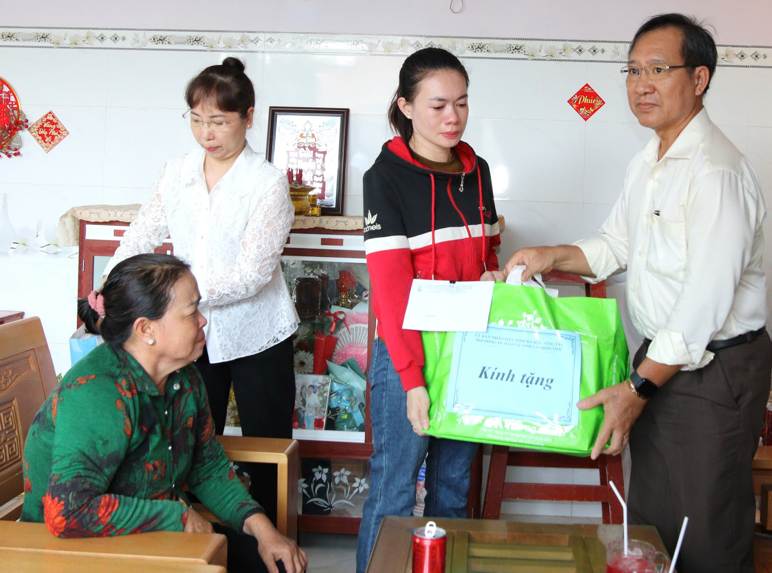 Ông Trần Hữu Thông, Phó Trưởng Ban Quản lý Các KCN tỉnh, đã đến thăm và động viên các gia đình nạn nhân.