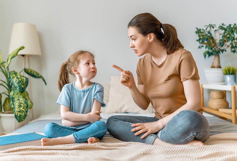 Thay vì bênh con quá đà, cha mẹ nên sáng suốt, khách quan, công bằng và giúp con dũng cảm nhận lỗi  và sửa khuyết điểm.