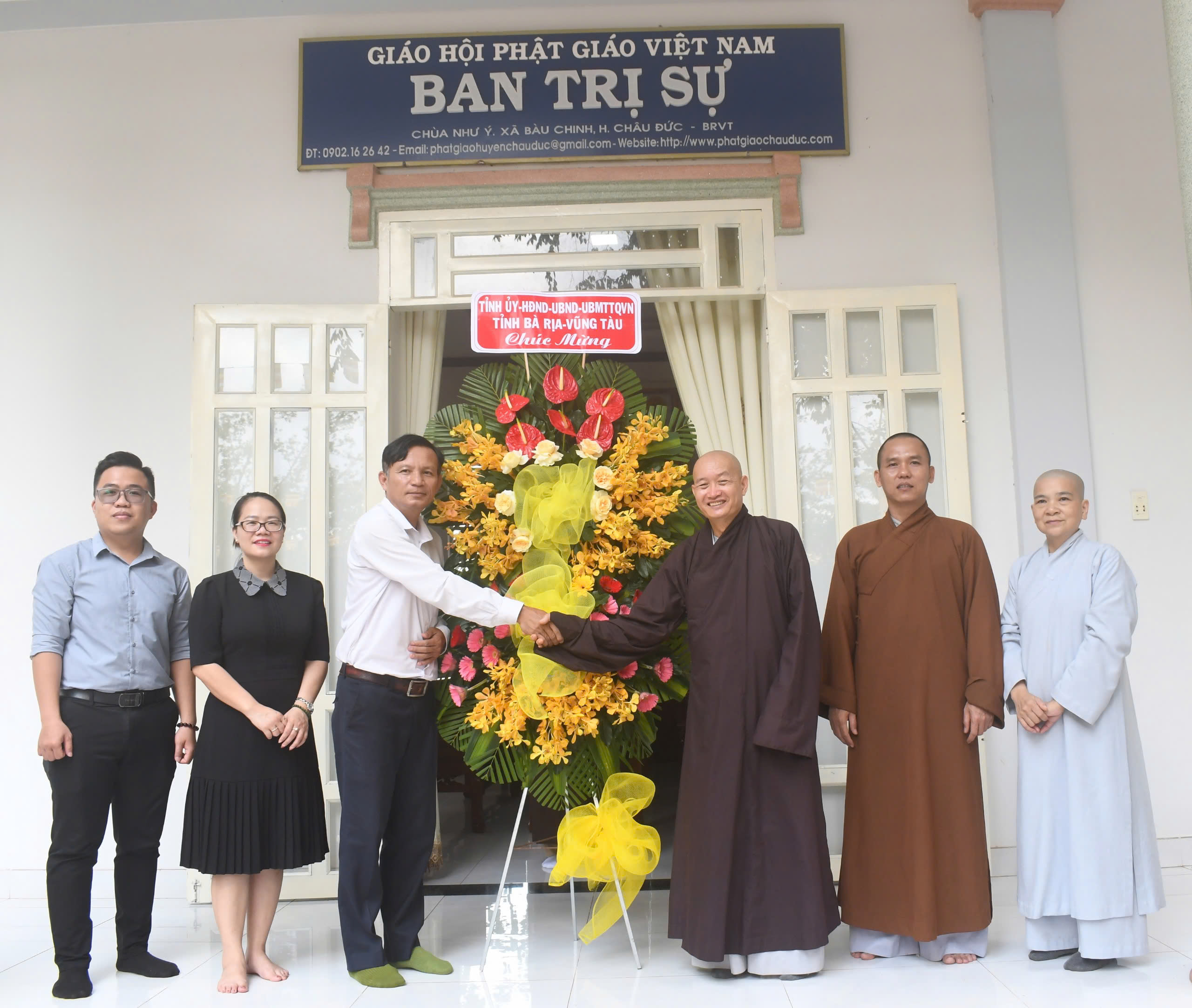 Ông Dương Văn Hạnh, Phó Trưởng Sở Dân tộc và Tôn giáo thăm, tặng quà Ban Trị sự GHPG Việt Nam huyện Châu Đức (xã Bàu Chinh, huyện Châu Đức). ẢNH: HUYỀN TRANG