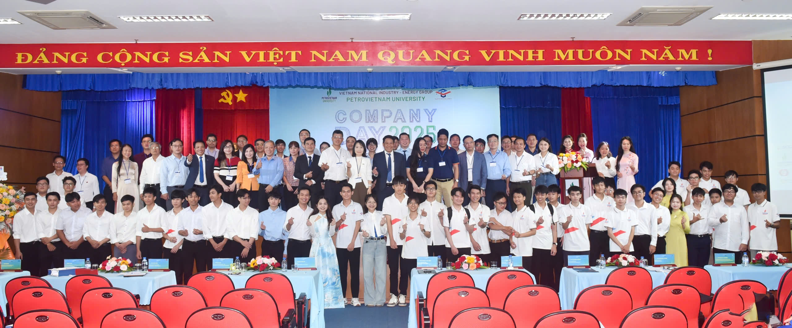 Sự kiện quy tụ 28 doanh nghiệp và hơn 200 sinh viên tham dự.
