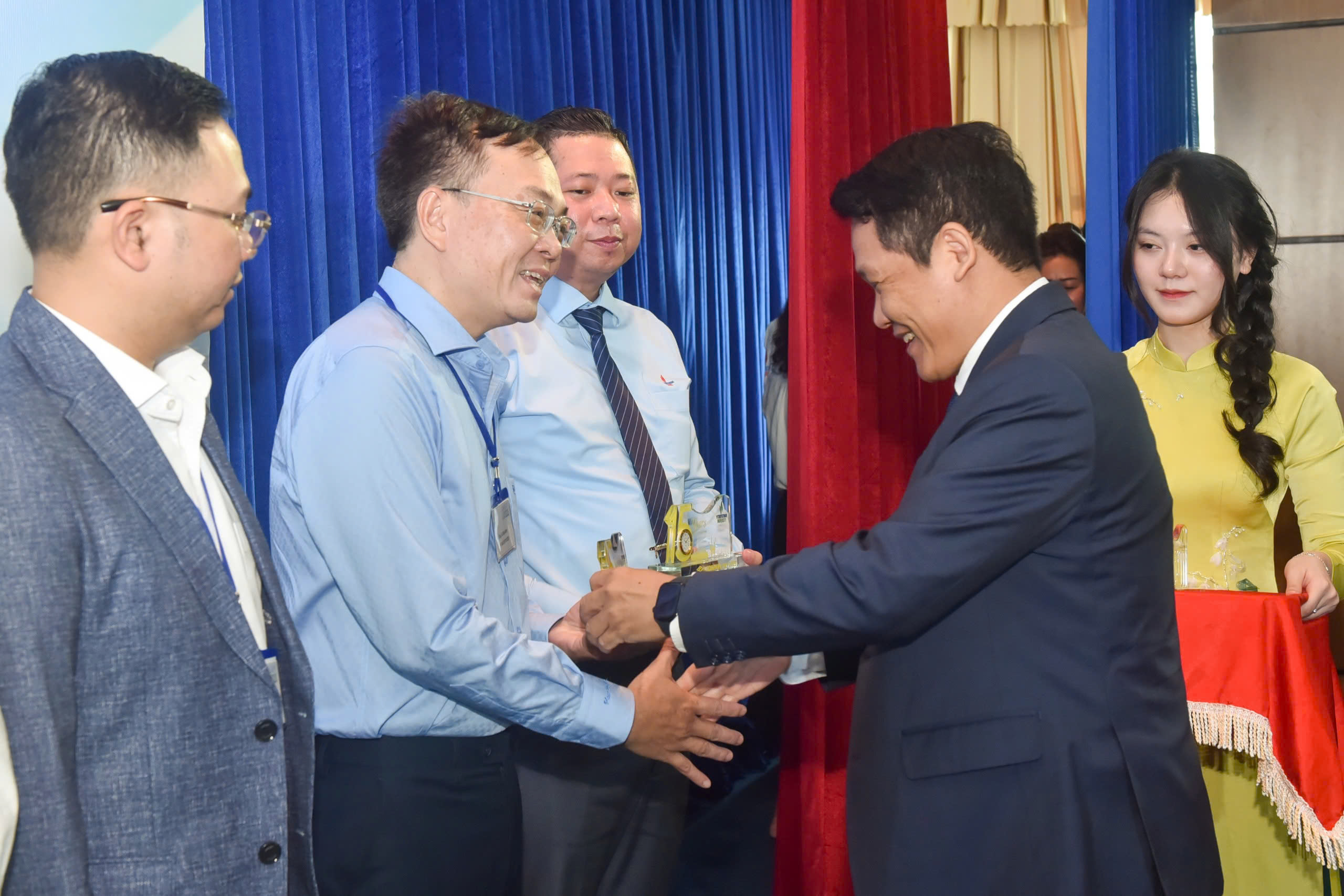 TS. Phan Minh Quốc Bình tặng Kỷ niệm chương cho các đơn vị đồng hành cùng chương trình.
