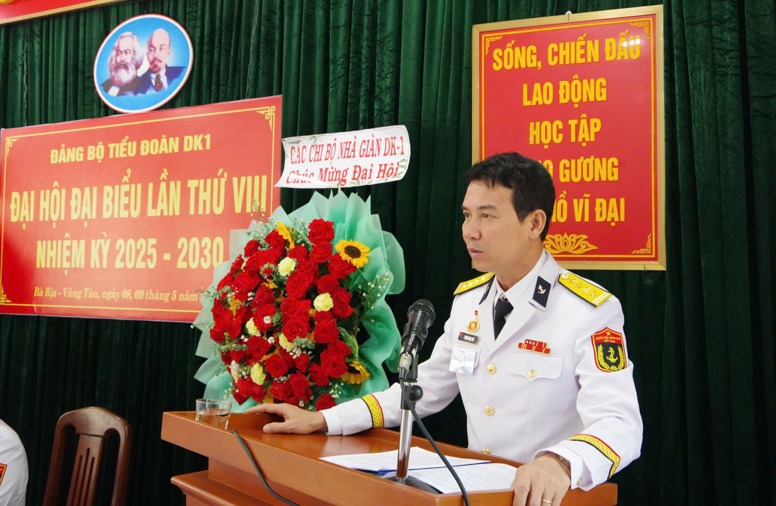 Đại tá Phạm Ngọc Quý, Ủy viên Thường vụ Đảng ủy, Chủ nhiệm Chính trị Vùng 2 Hải quân dự chỉ đạo tại đại hội.