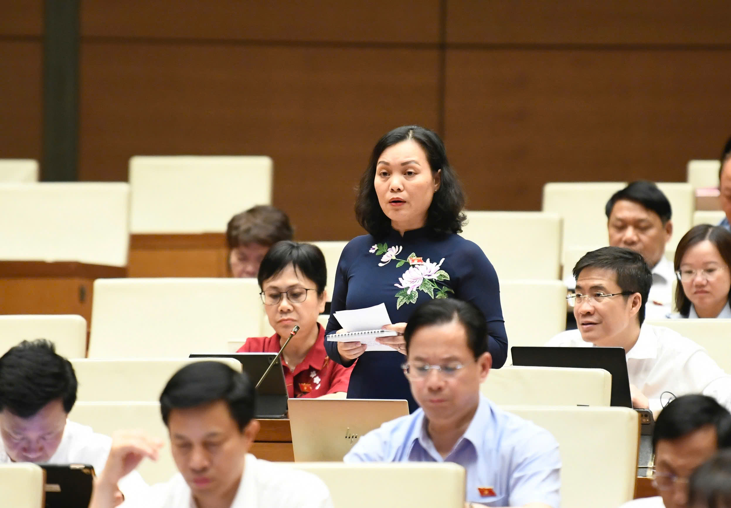Đại biểu Huỳnh Thị Phúc: “Tăng minh bạch, đảm bảo hiệu quả đầu tư và bảo vệ quyền lợi cá nhân trong Luật Công nghiệp công nghệ số”.